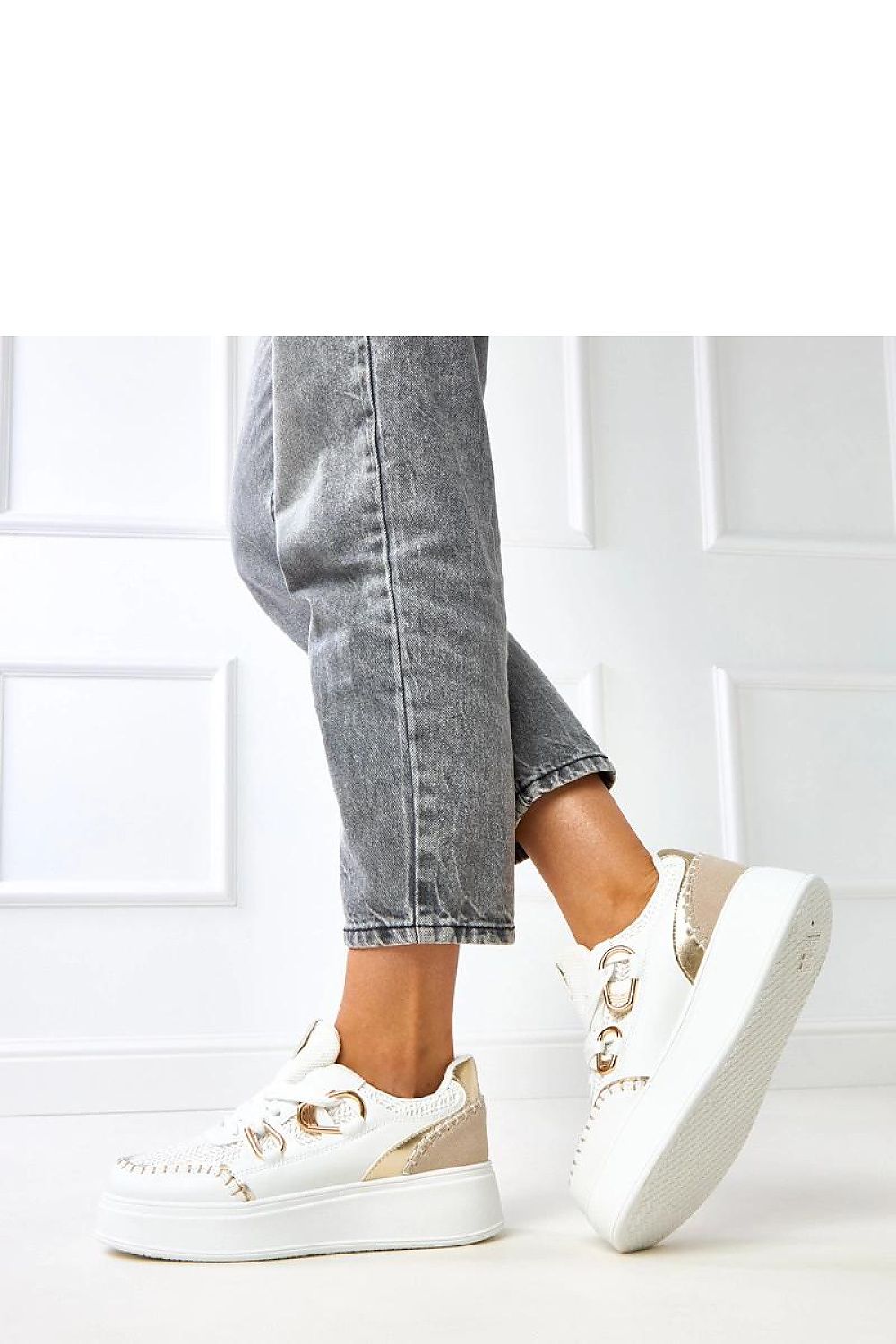 Tênis branco com detalhes dourados