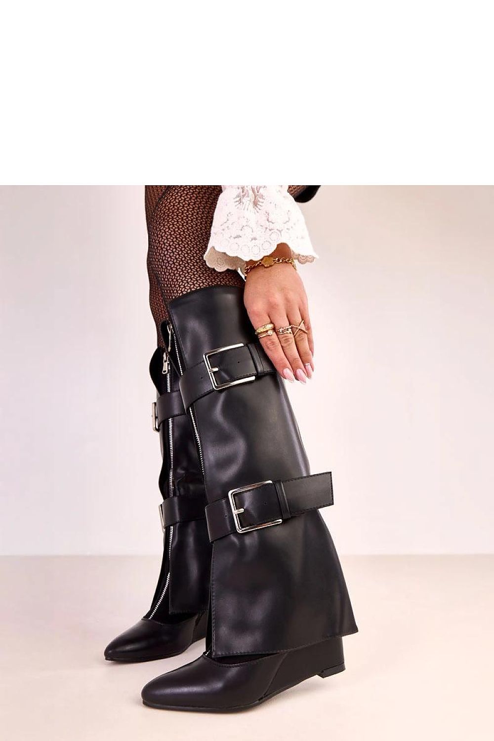 Botas pretas de couro com fivelas