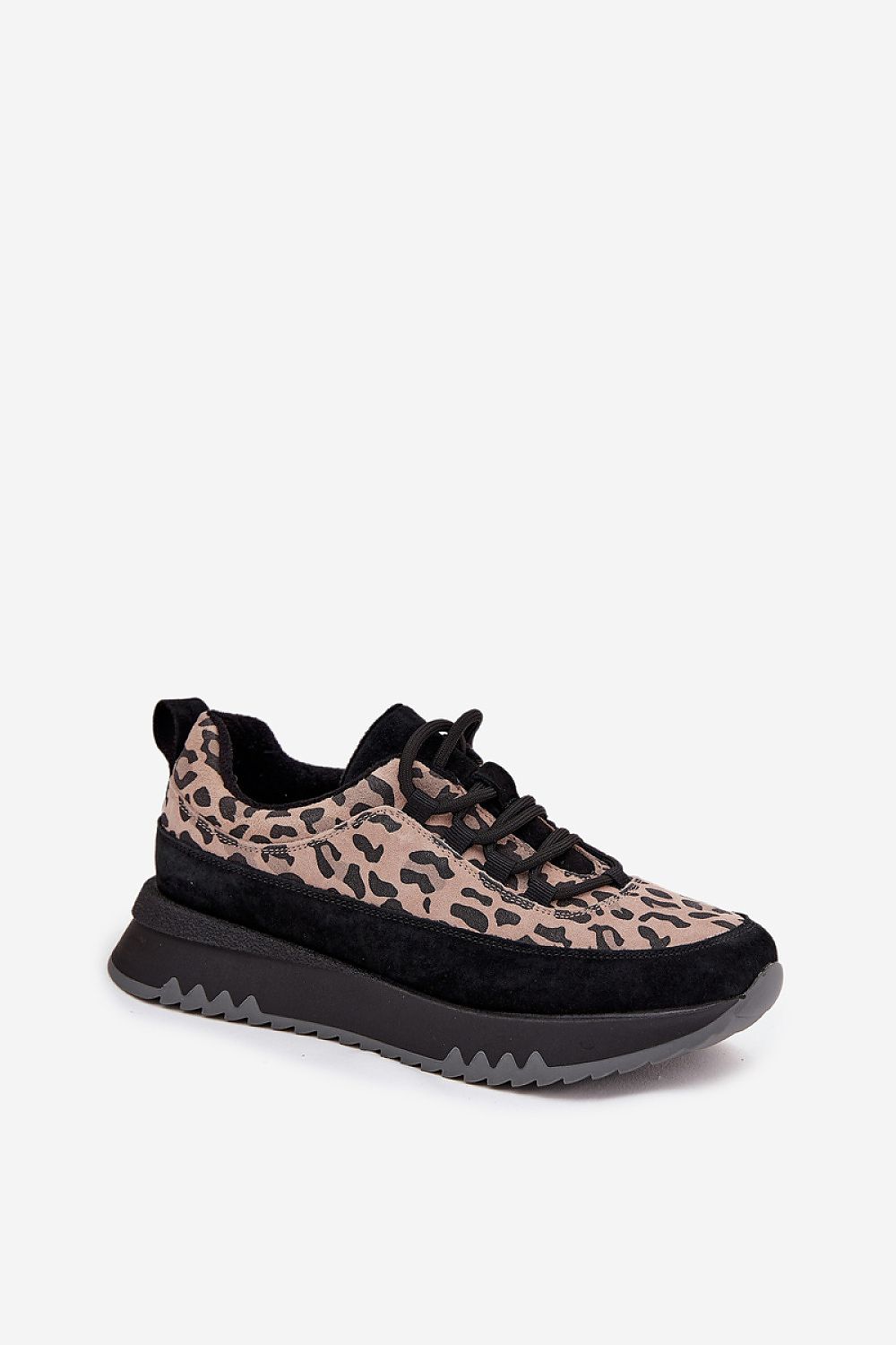 Tênis feminino com estampa animal print
