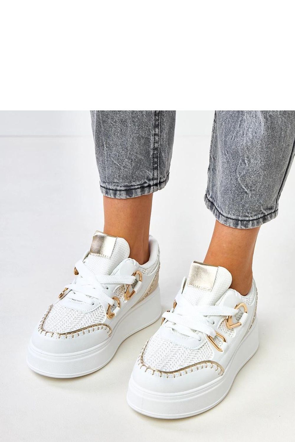 Tênis branco com detalhes dourados