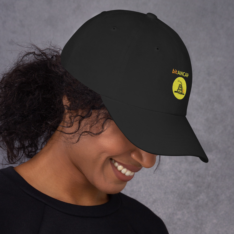 Gorra negra con bordado