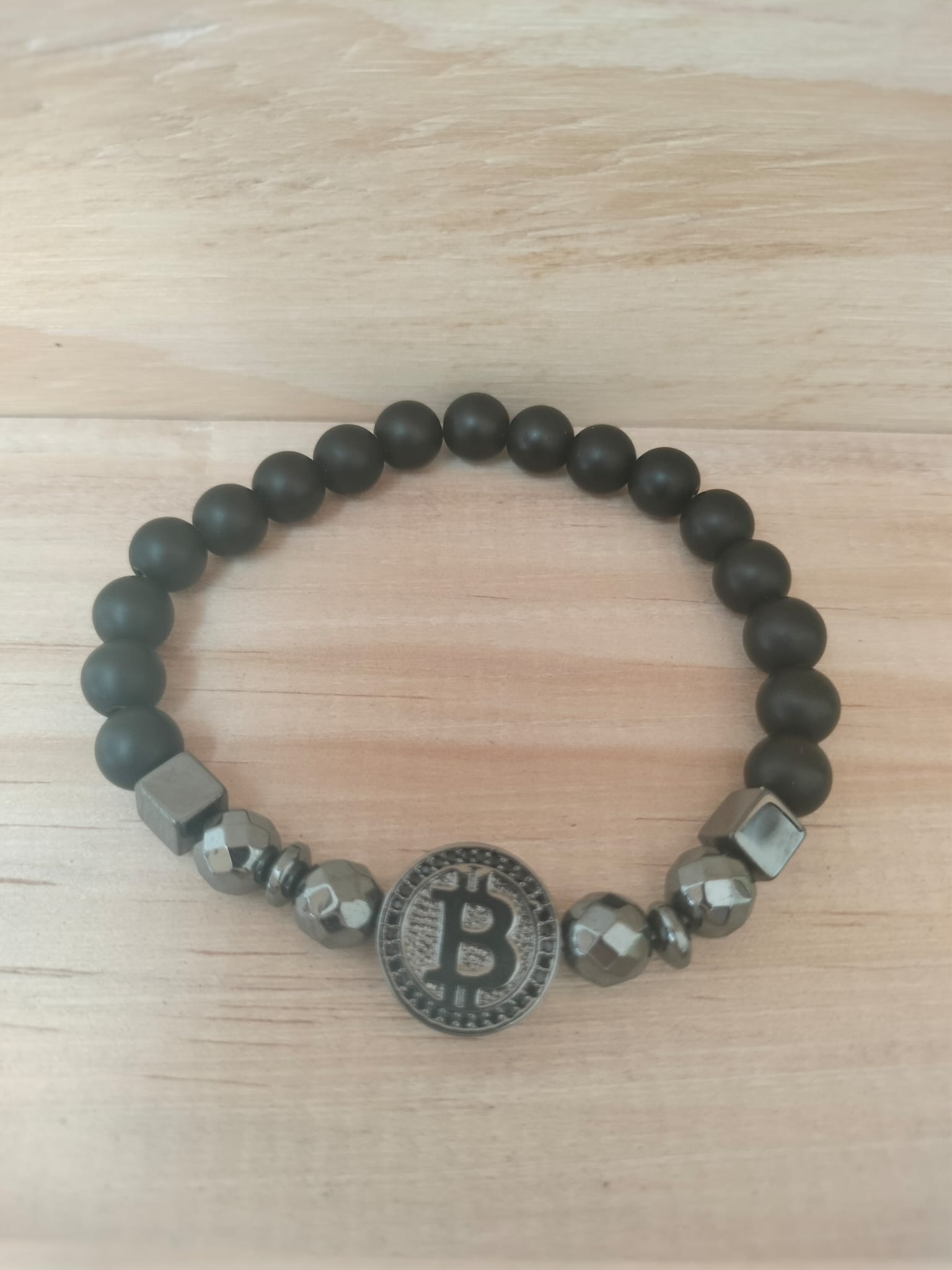 Pulsera de cuentas con símbolo Bitcoin