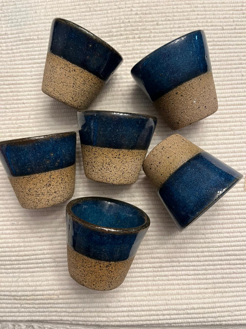 Conjunto de copos de cerâmica rústica