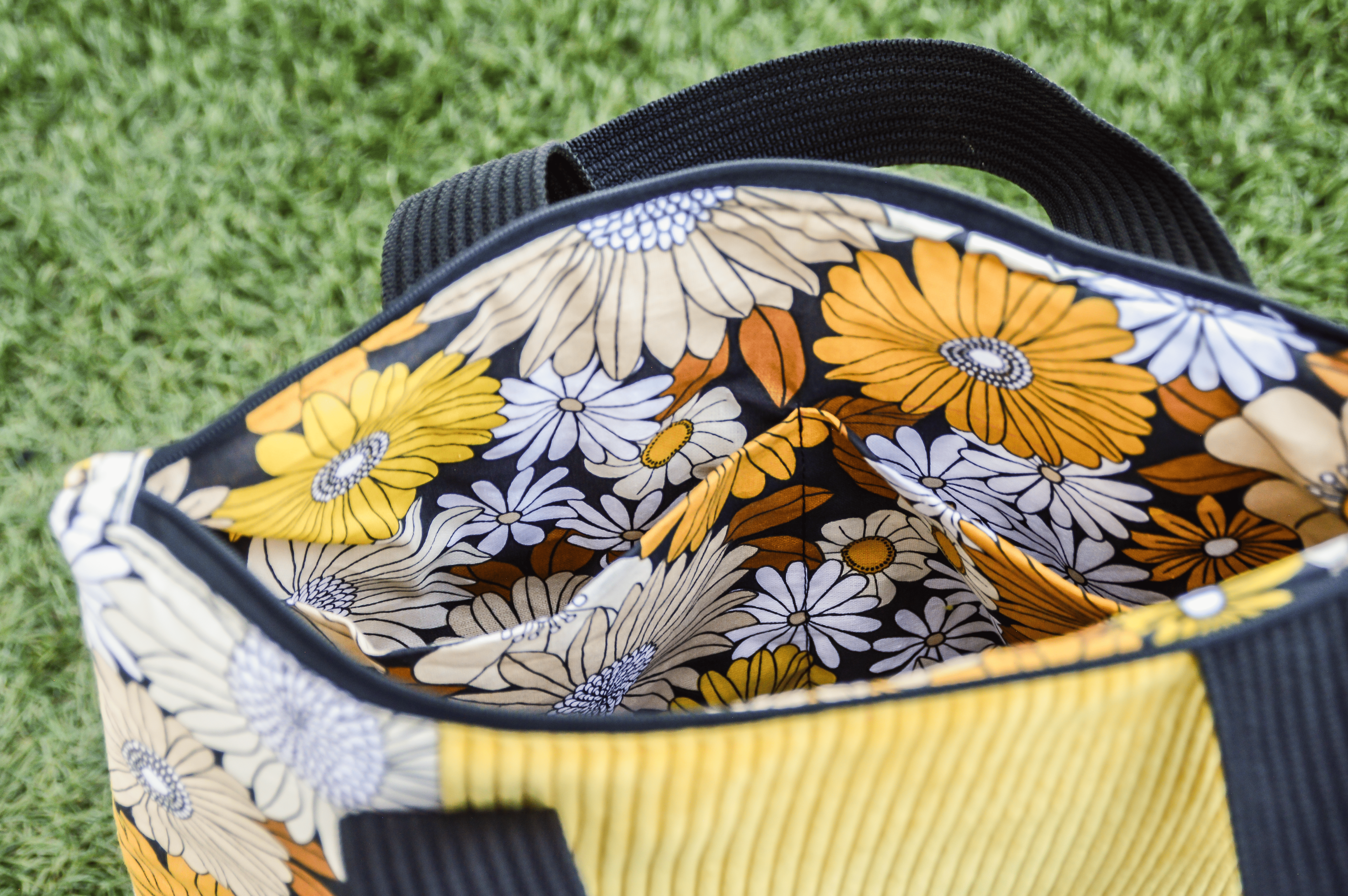 Sac à main jaune et floral