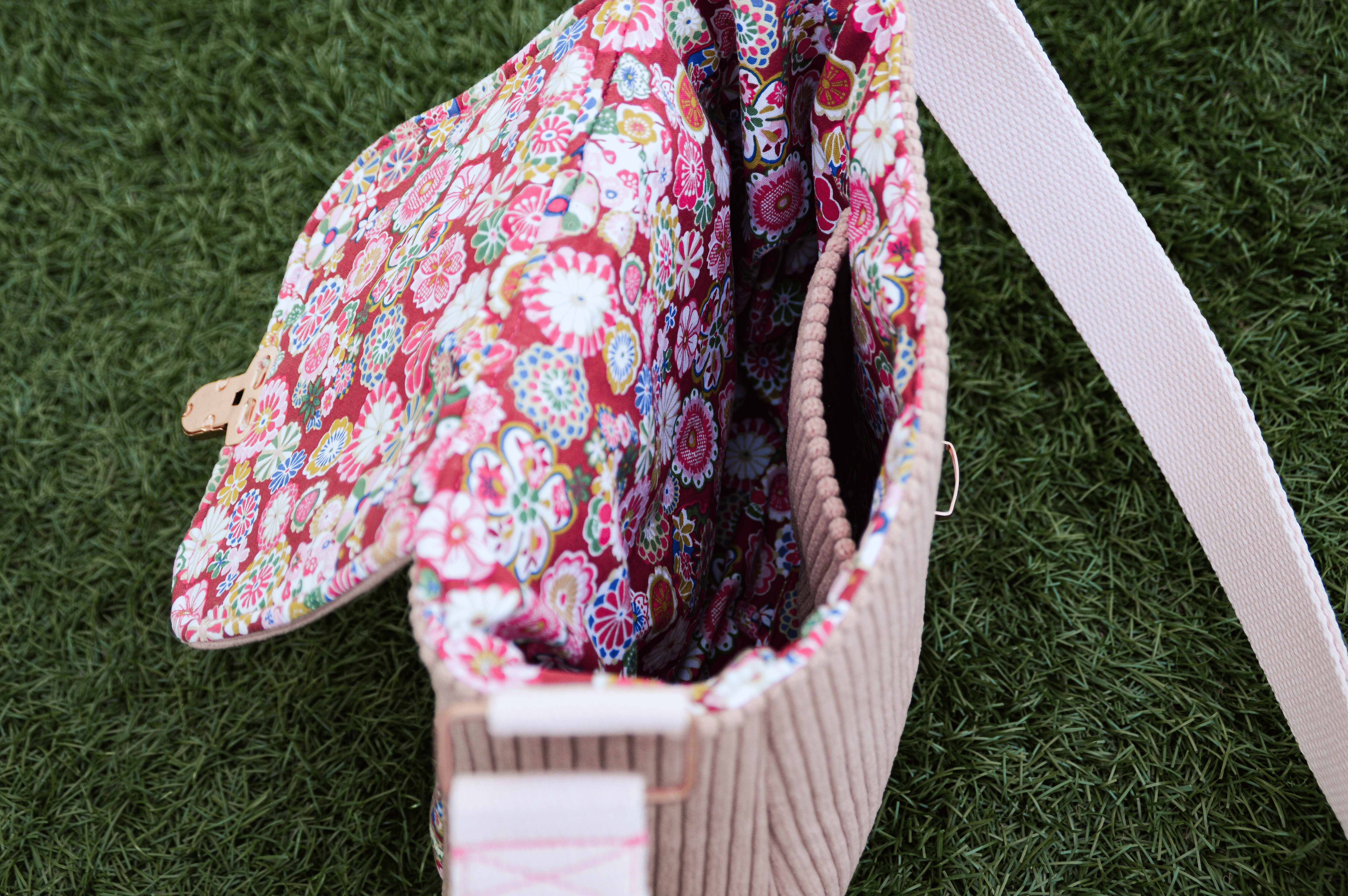 Sac à main en velours rose