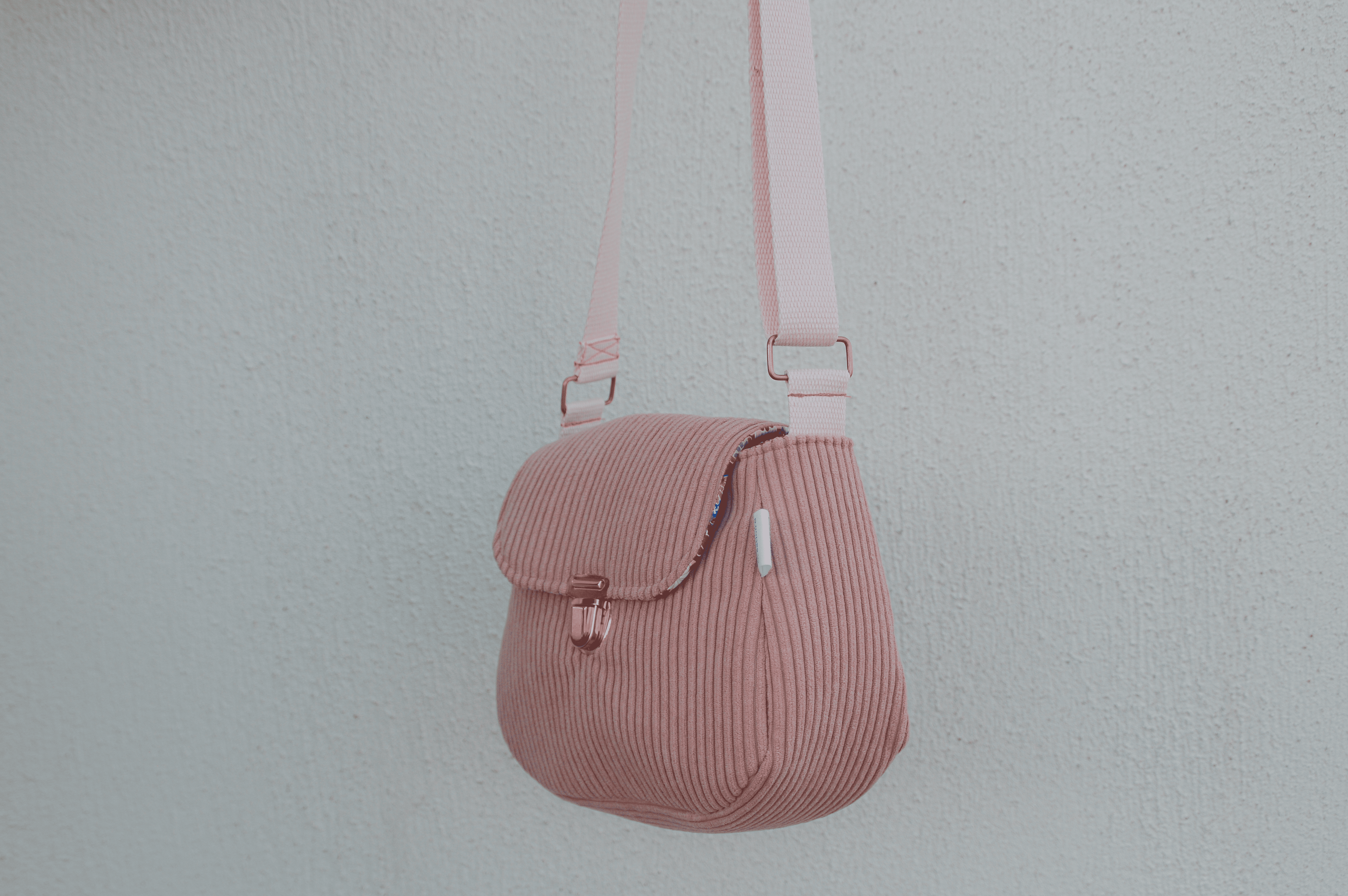 Sac à main en velours rose