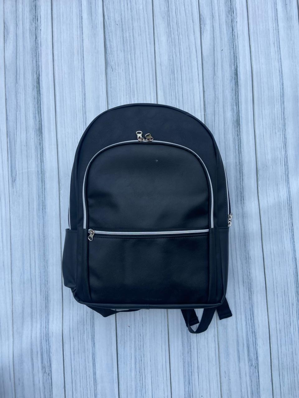 Mochila unisex reforzada con cierre plateado