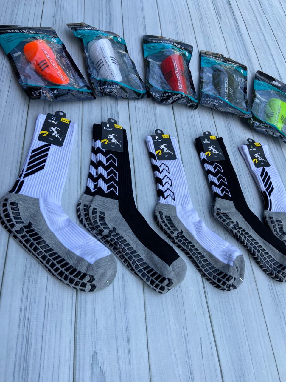 Pack Mayorista, 5 Medias Antideslizantes y 5 canilleras