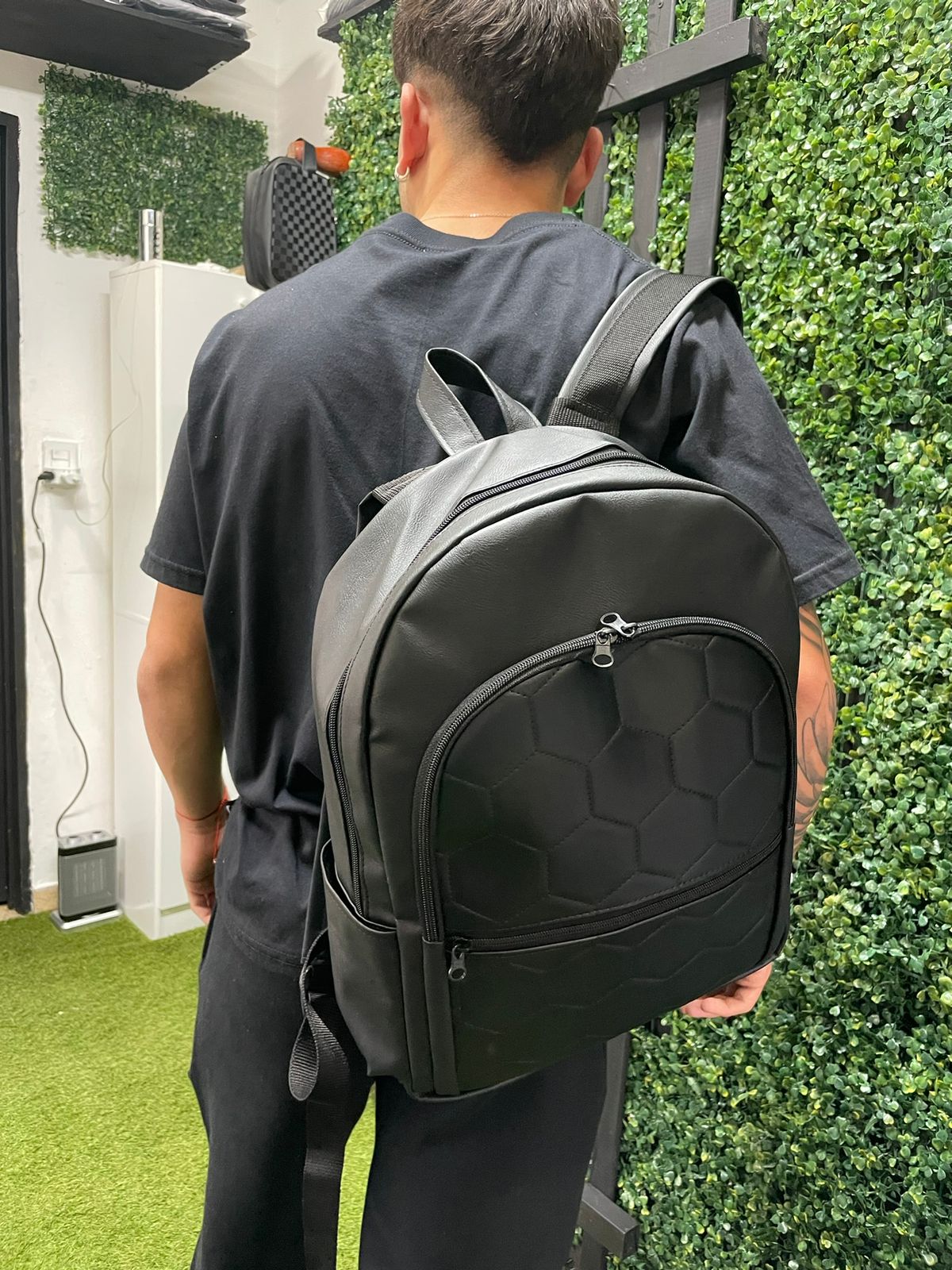 Mochila Con Gajos de Cuero Negra