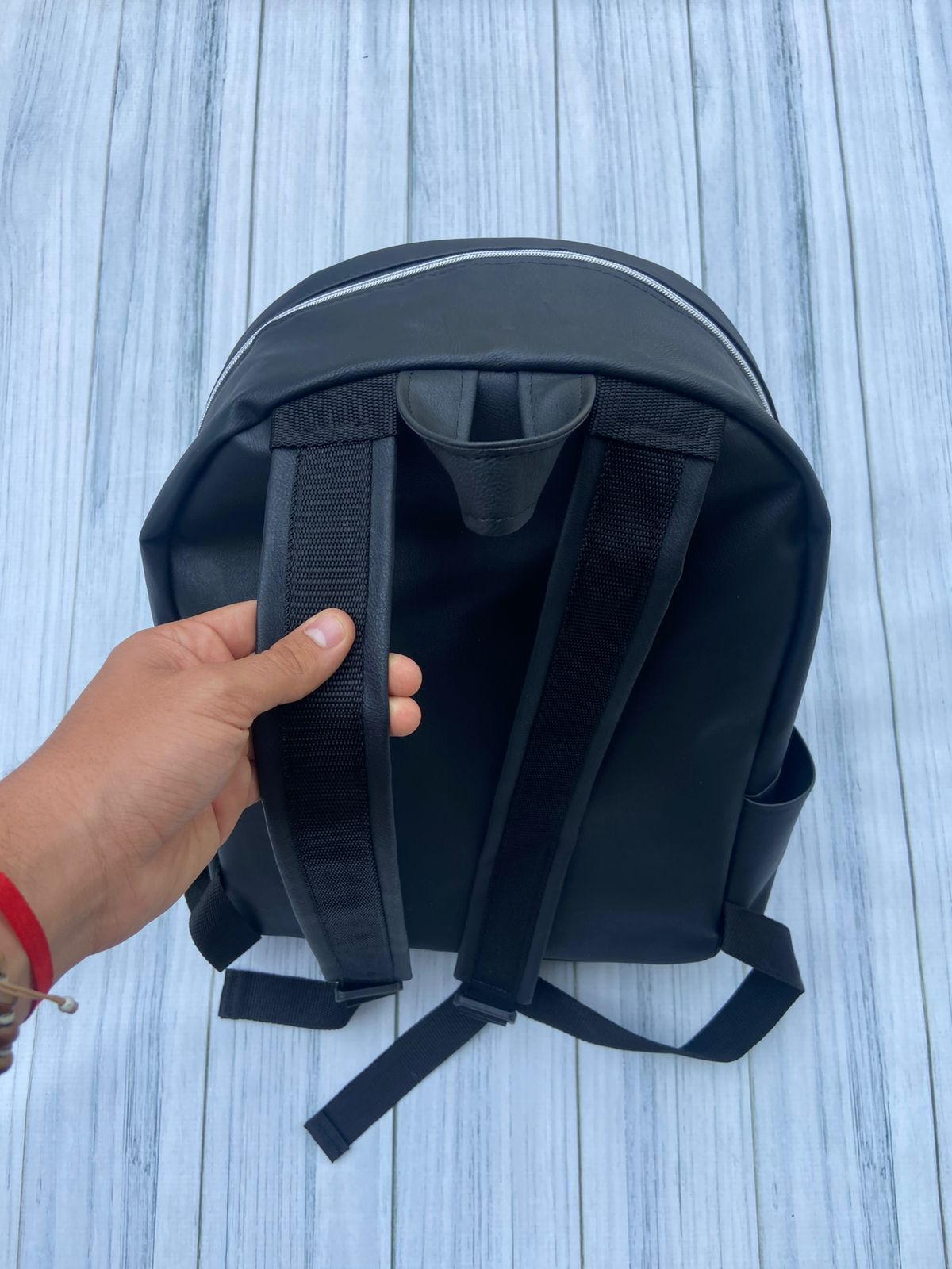 Mochila unisex reforzada con cierre plateado