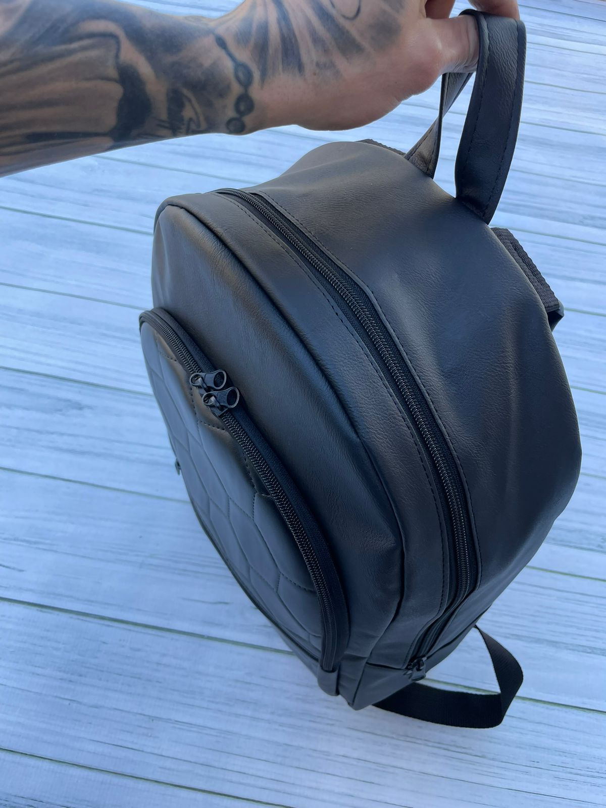 Mochila Con Gajos de Cuero Negra