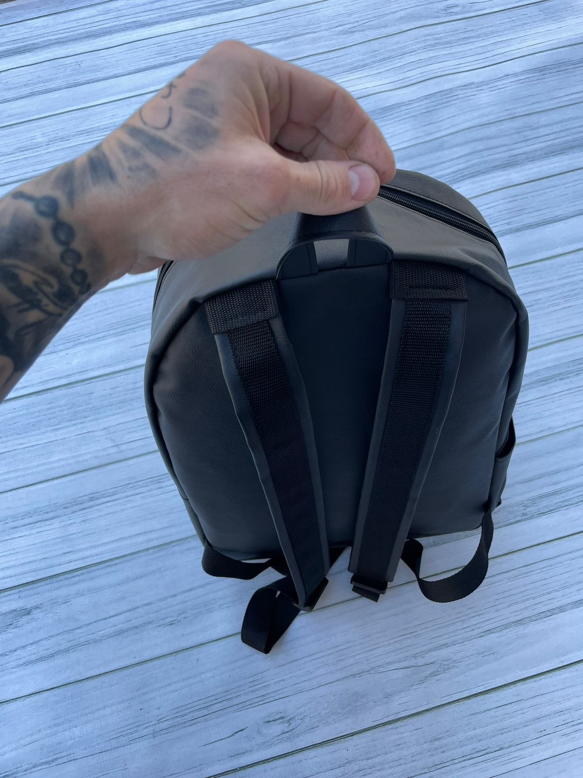 Mochila Con Gajos de Cuero Negra