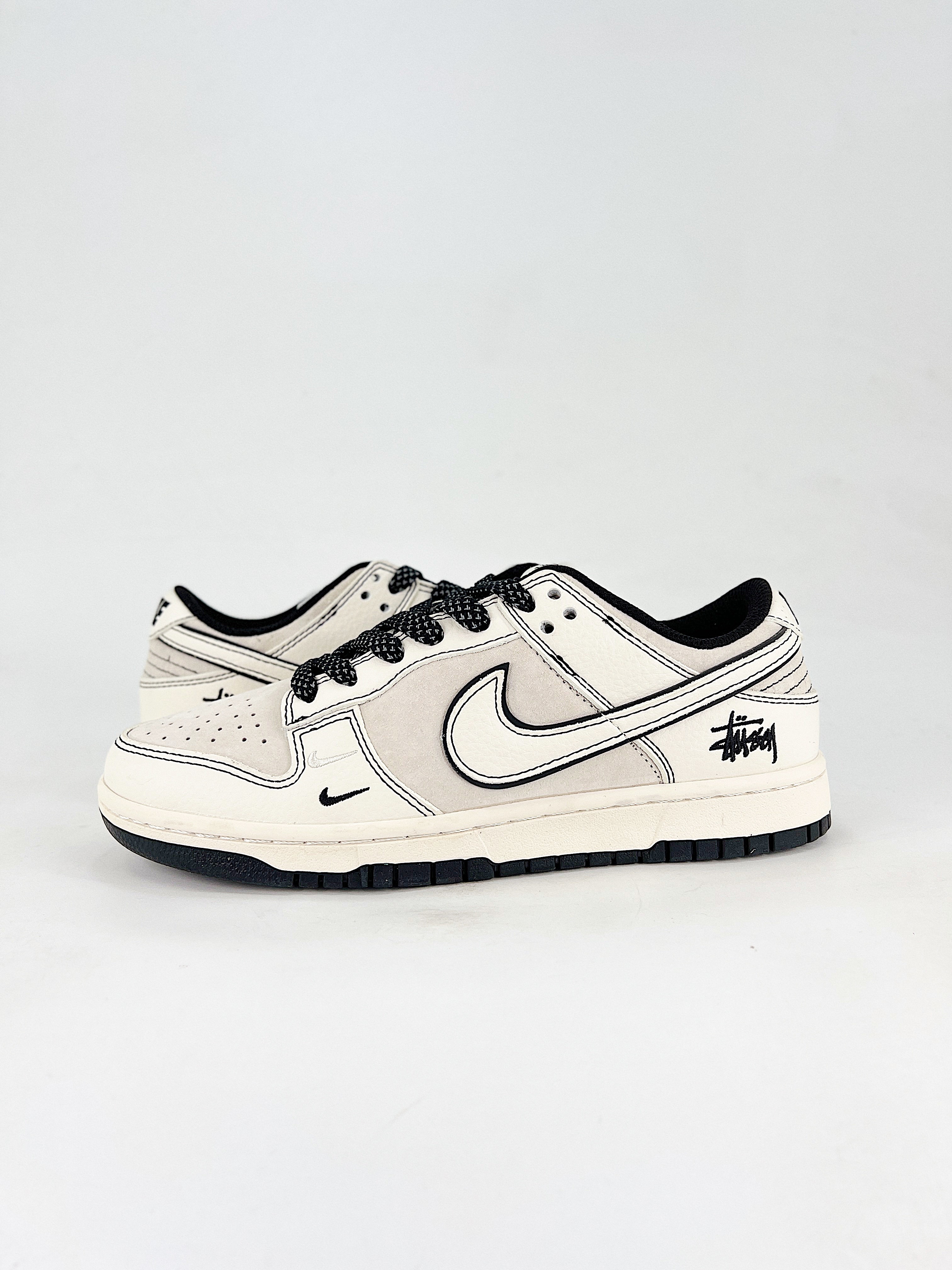 Nike x Stüssy Dunk Low $200