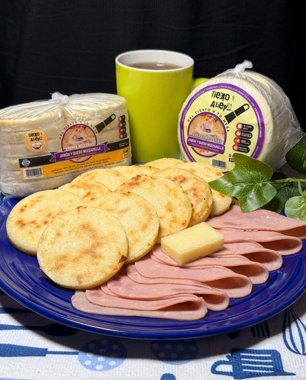 Arepas rellenas de jamon y Queso mozarella
