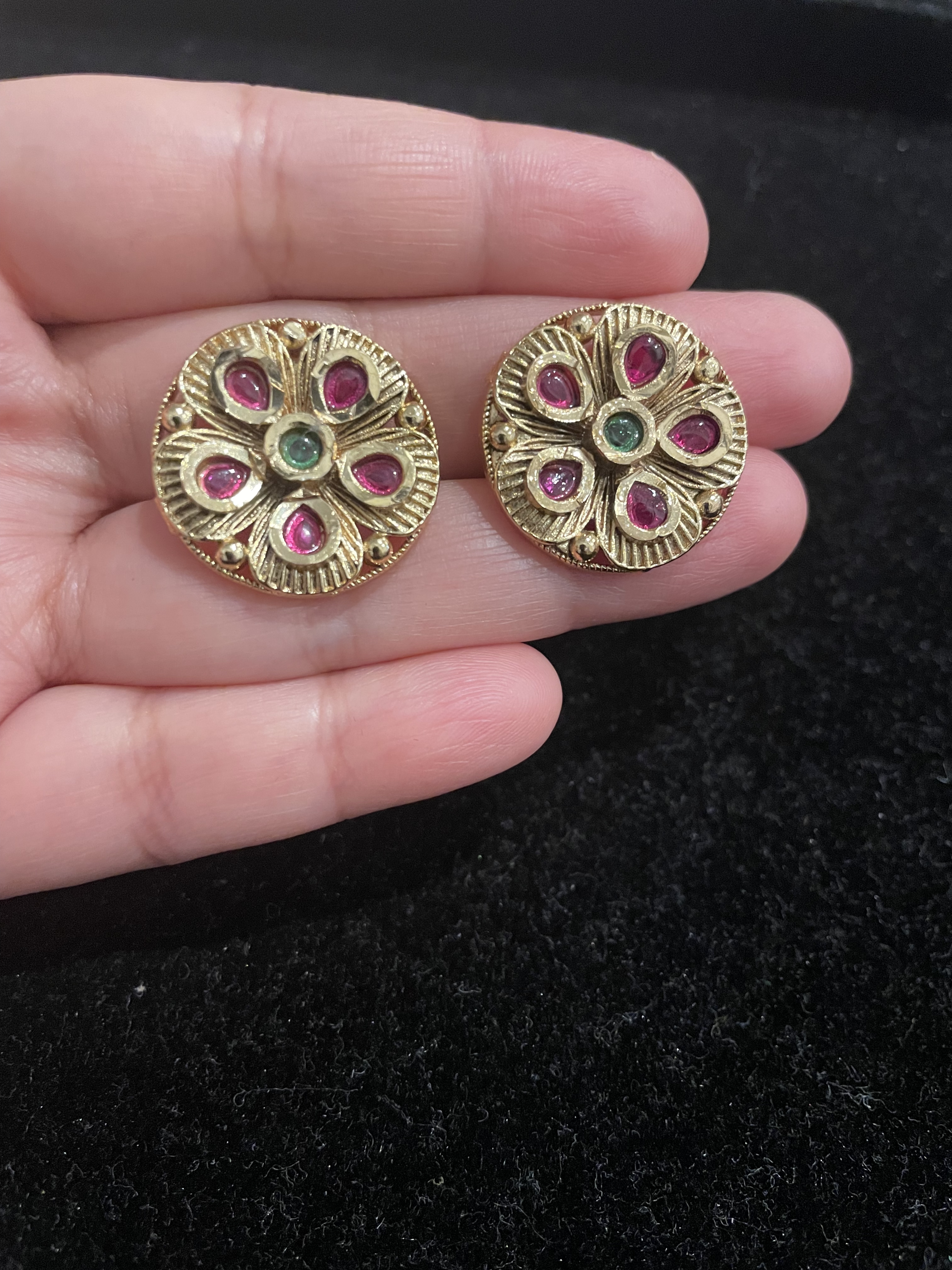 ANTIQUE RUBY GREEN MATTE POLISH STUD