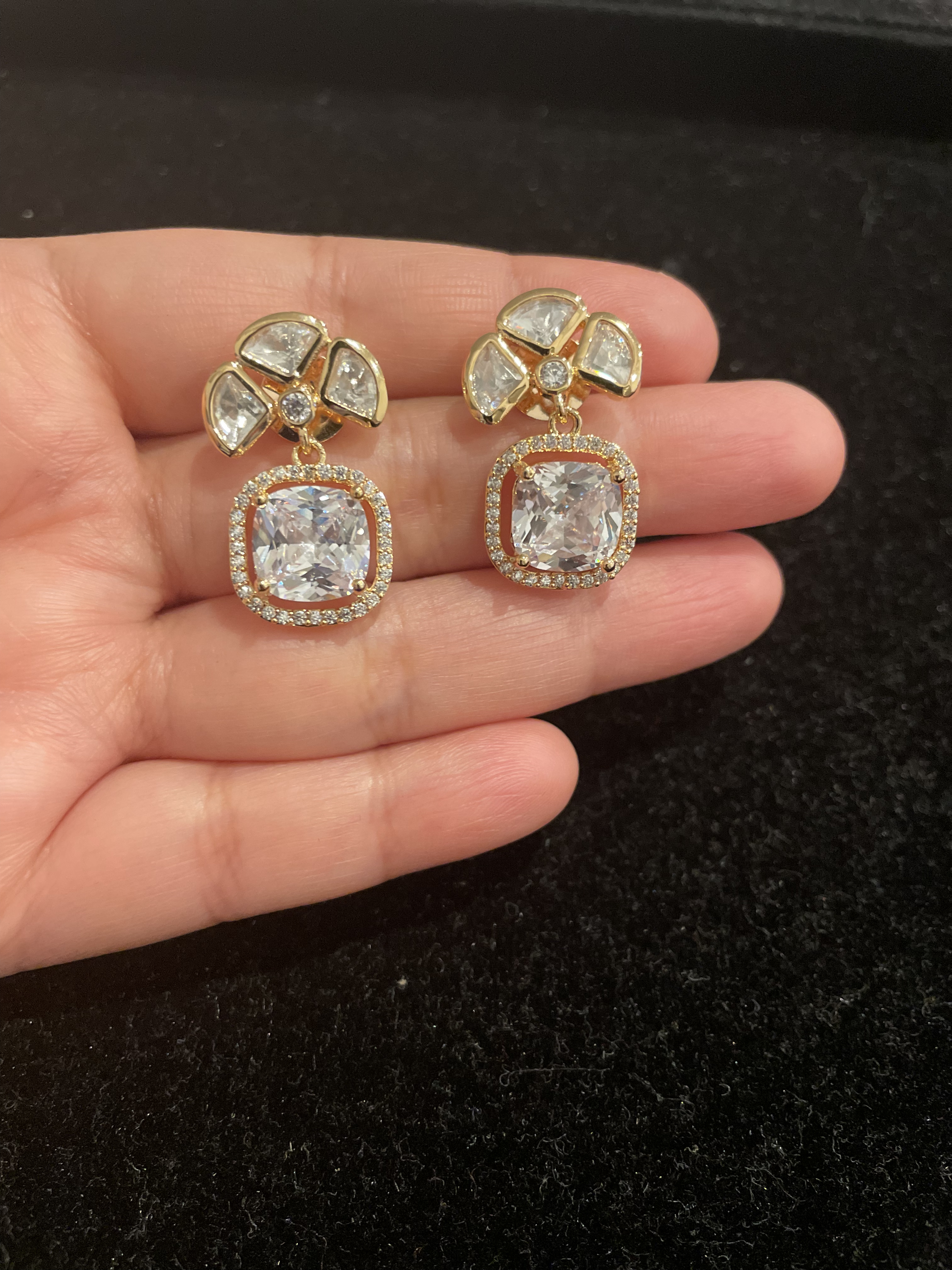 MOISSANITE STUD WITH HANGING