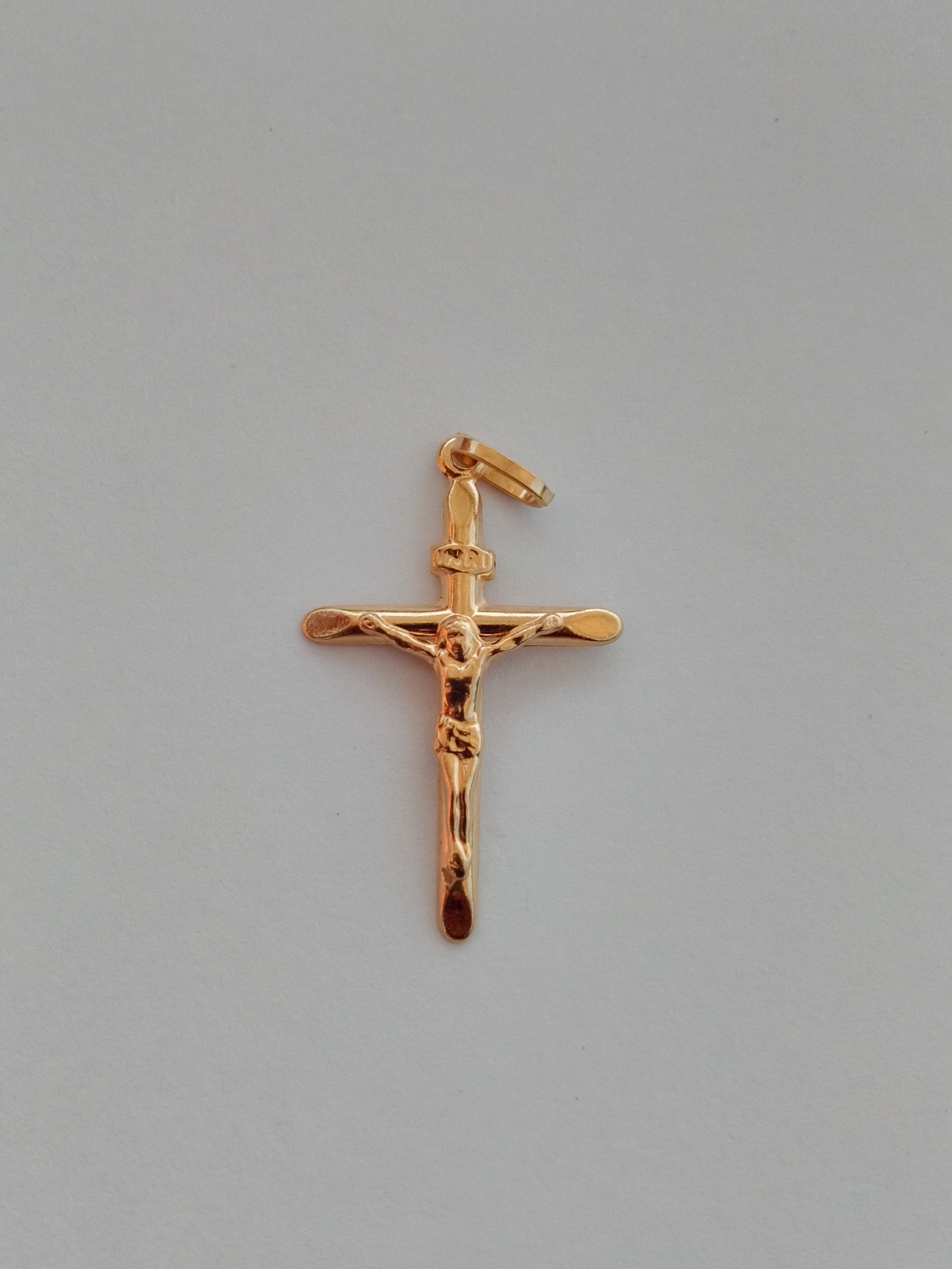 GOLD CRUCIFIX PENDANT