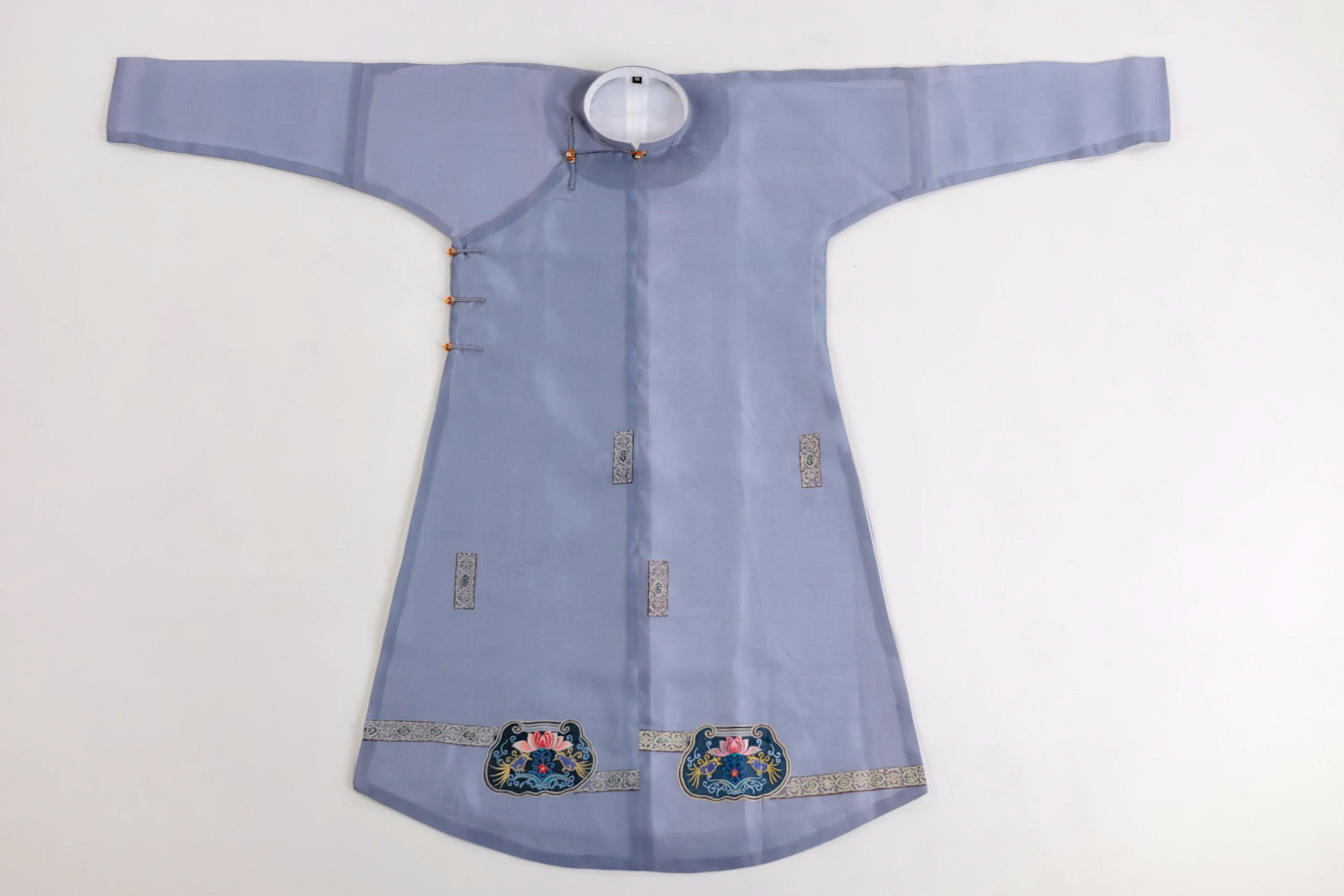 Tơ Tằm Thêu, Cán