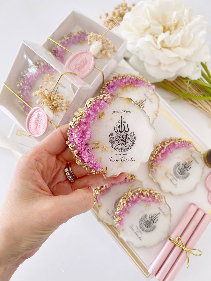 Pack of 10 Resin favors Customizable (Fridge magnets and Keychain) 