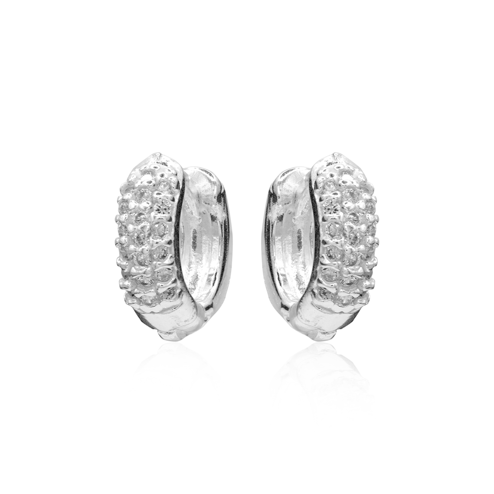 Brincos de argola em prata com zircônias cravejadas