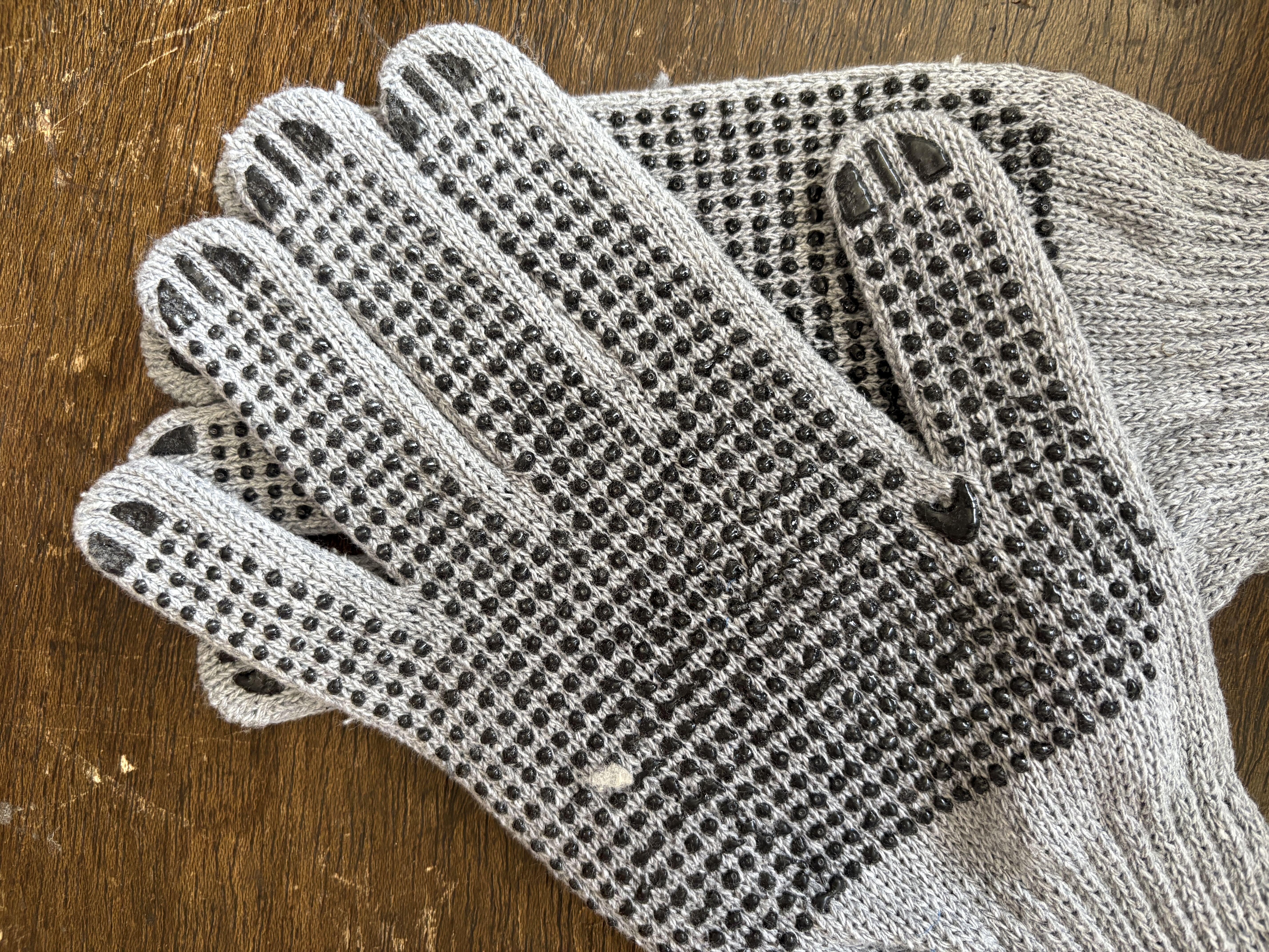 Guantes japoneses color gris con puntos de PVC en ambos lados
