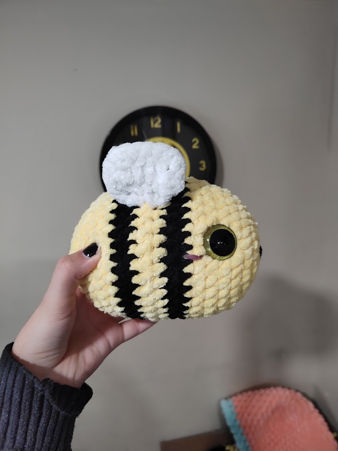 Crochet Medium Bee (Betty!)