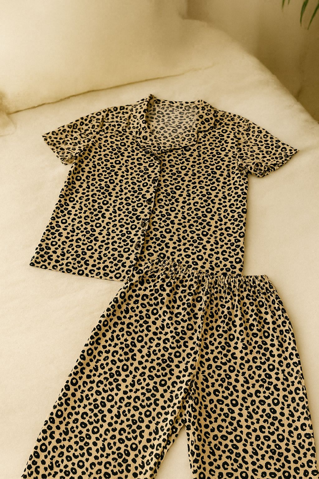 Pijama de estampado leopardo beige