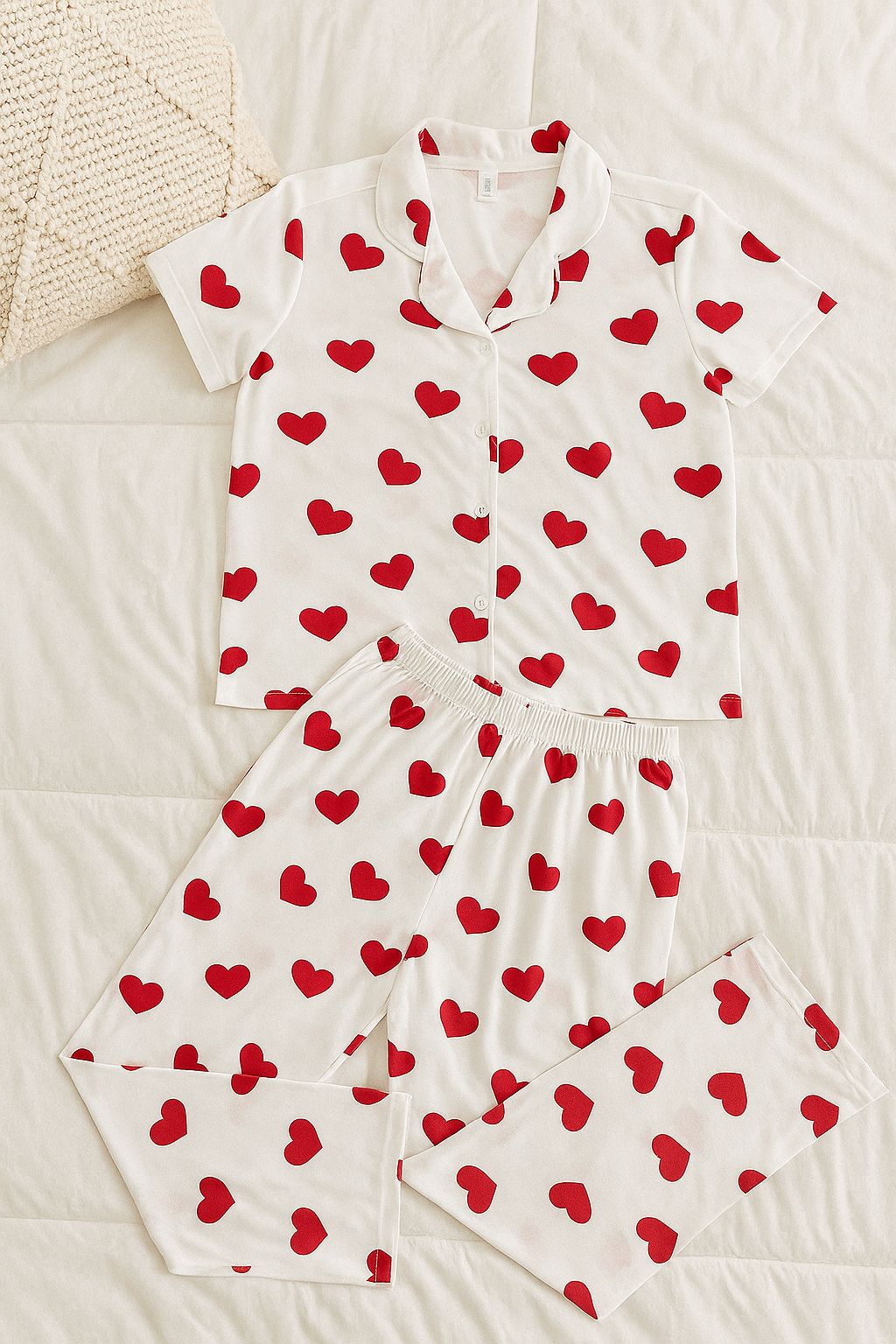 Pijama blanco con corazones rojos