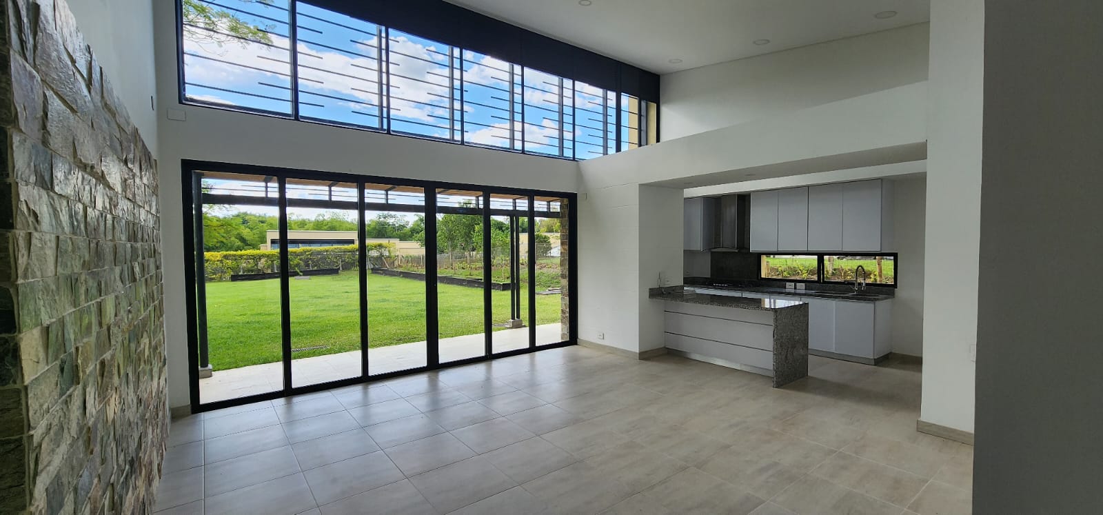 ¡Vive el privilegio de disfrutar la tranquilidad y el confort en esta espectacular casa campestre en La Tebaida!