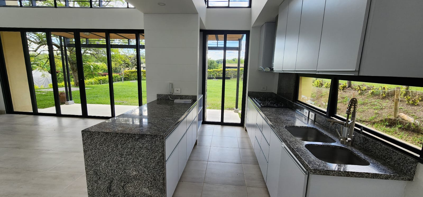 ¡Vive el privilegio de disfrutar la tranquilidad y el confort en esta espectacular casa campestre en La Tebaida!