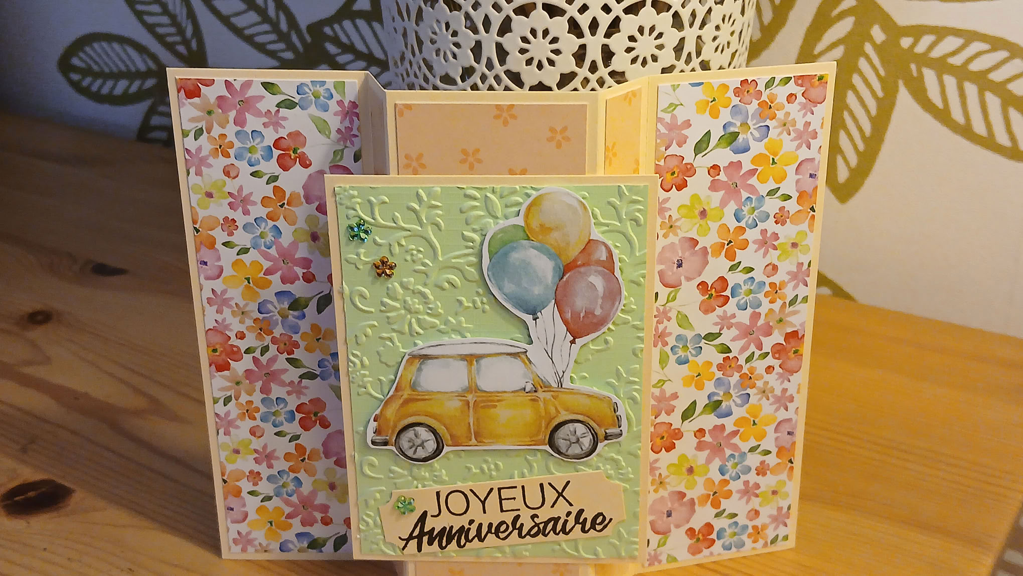Carte : Une petite voiture fleurie.