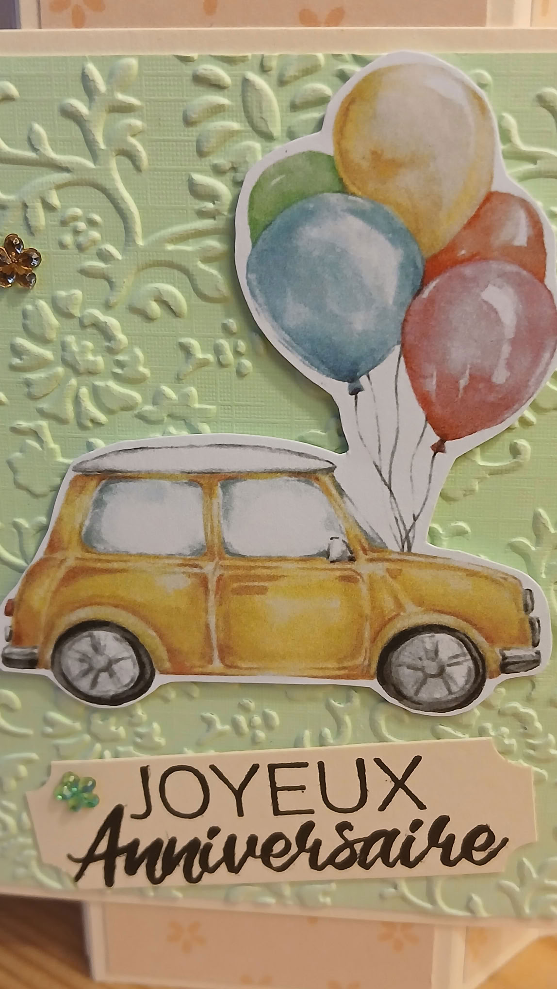 Carte : Une petite voiture fleurie.