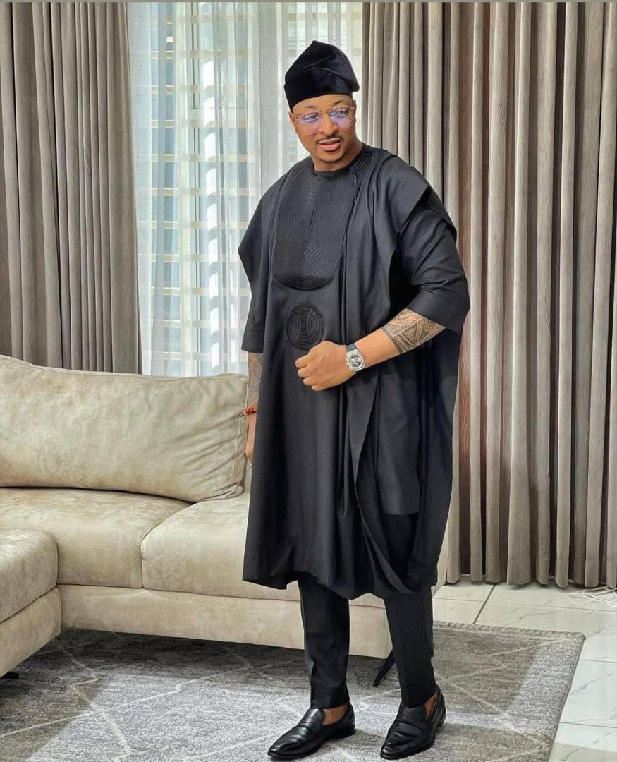 Agbada noir traditionnel