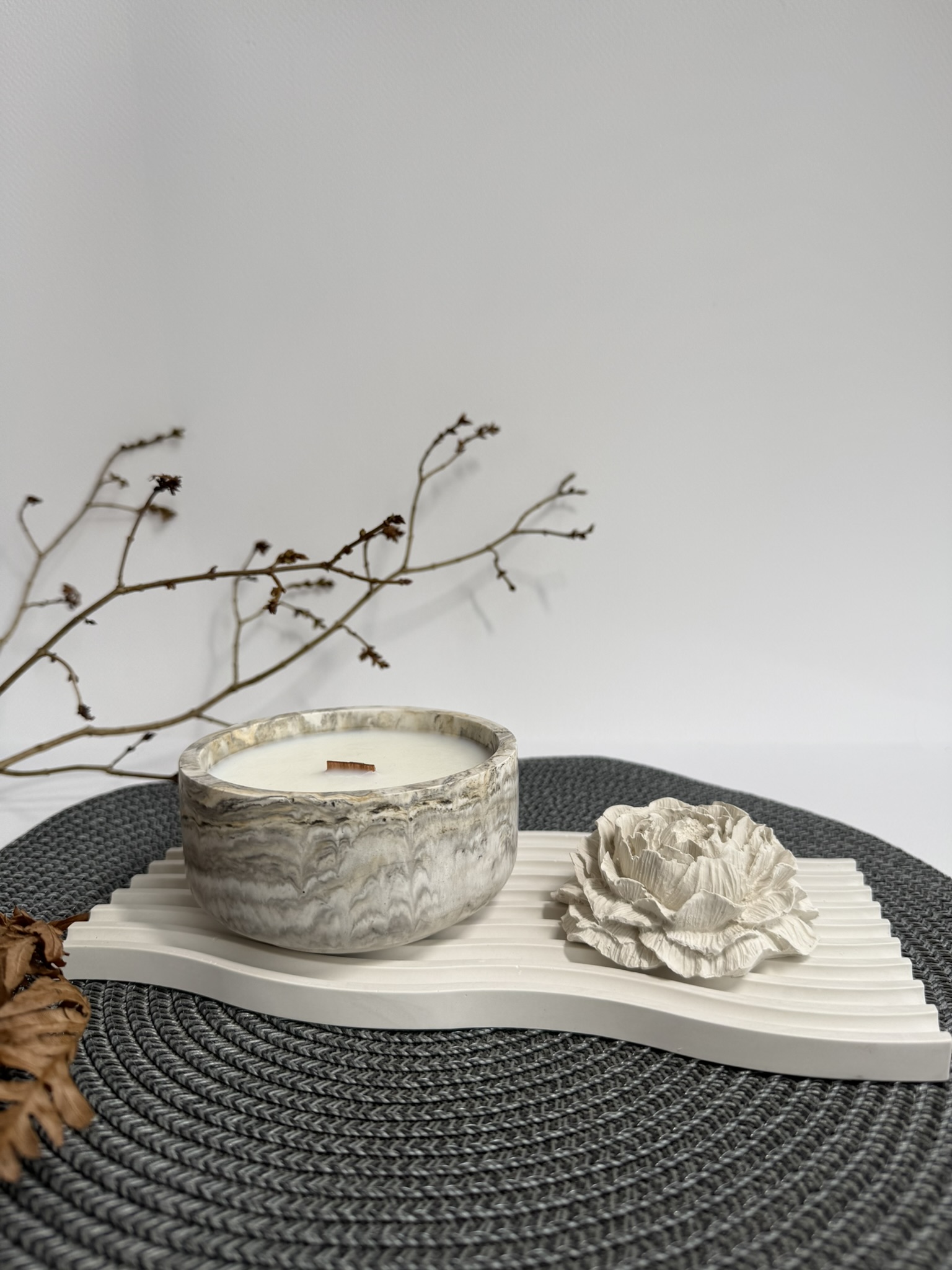 Kvapni žvakė rusvai pilkšva, padėklas ir bijūno žiedas