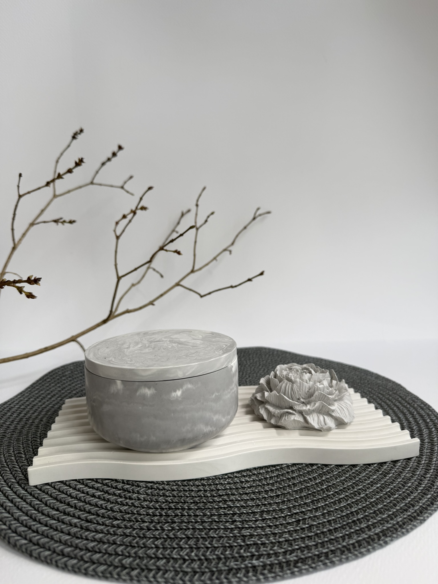 Kvapni žvakė pilkų raštų, padėklas ir bijūno žiedas