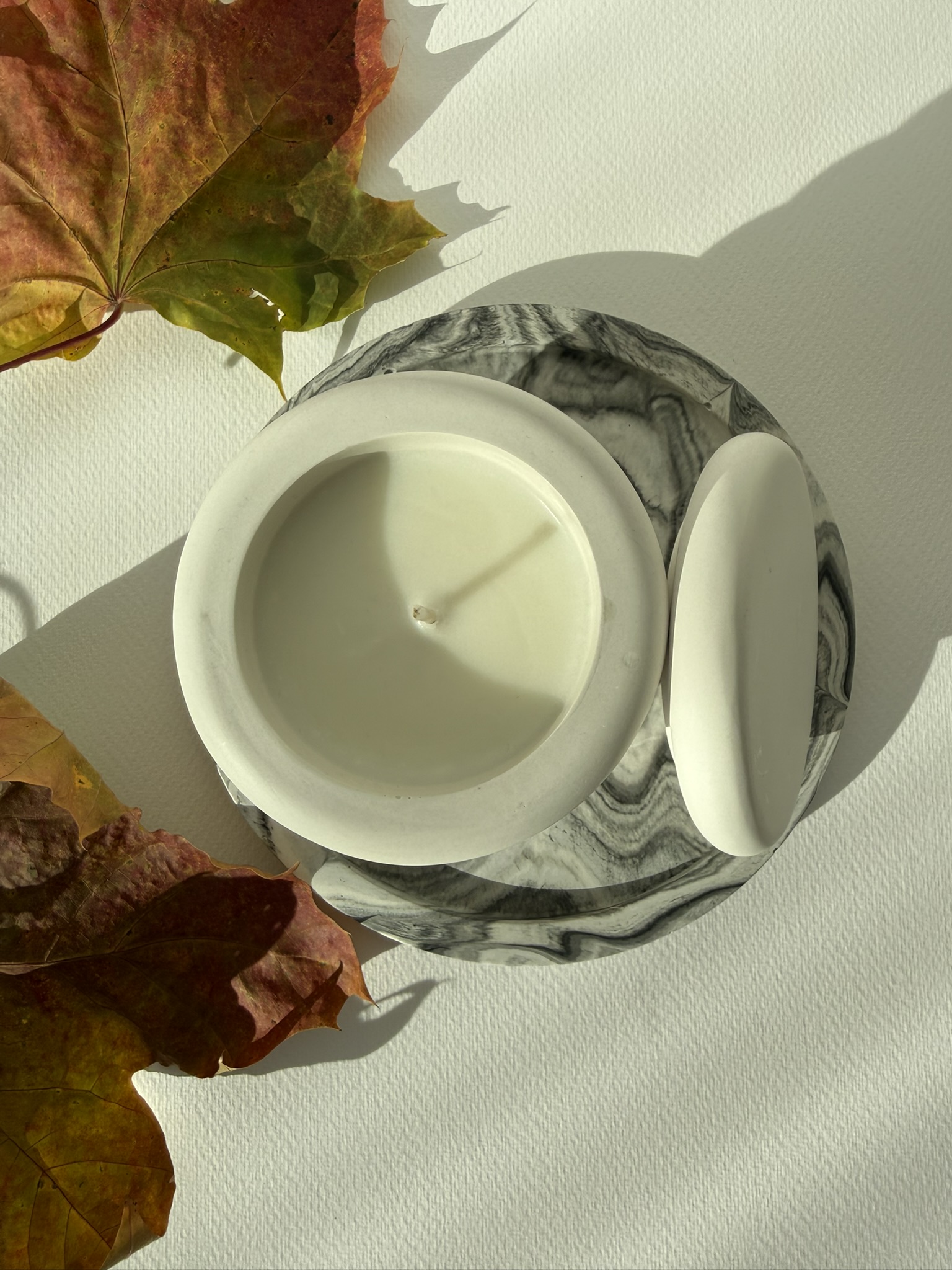 Kvapni žvakė balta Bangelė su margu arba pilku padėkliuku