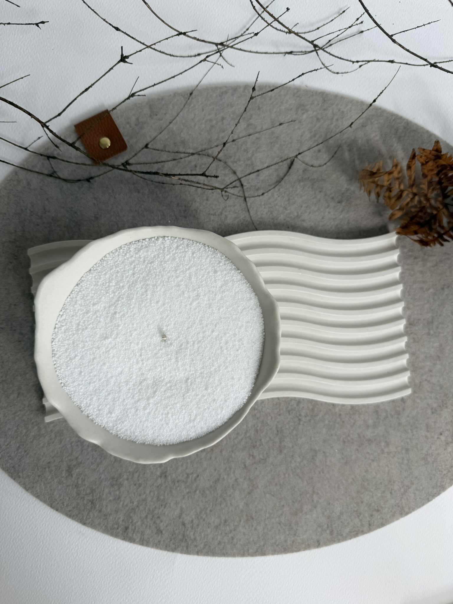 Smėlio vaško žvakė su padėklu #2