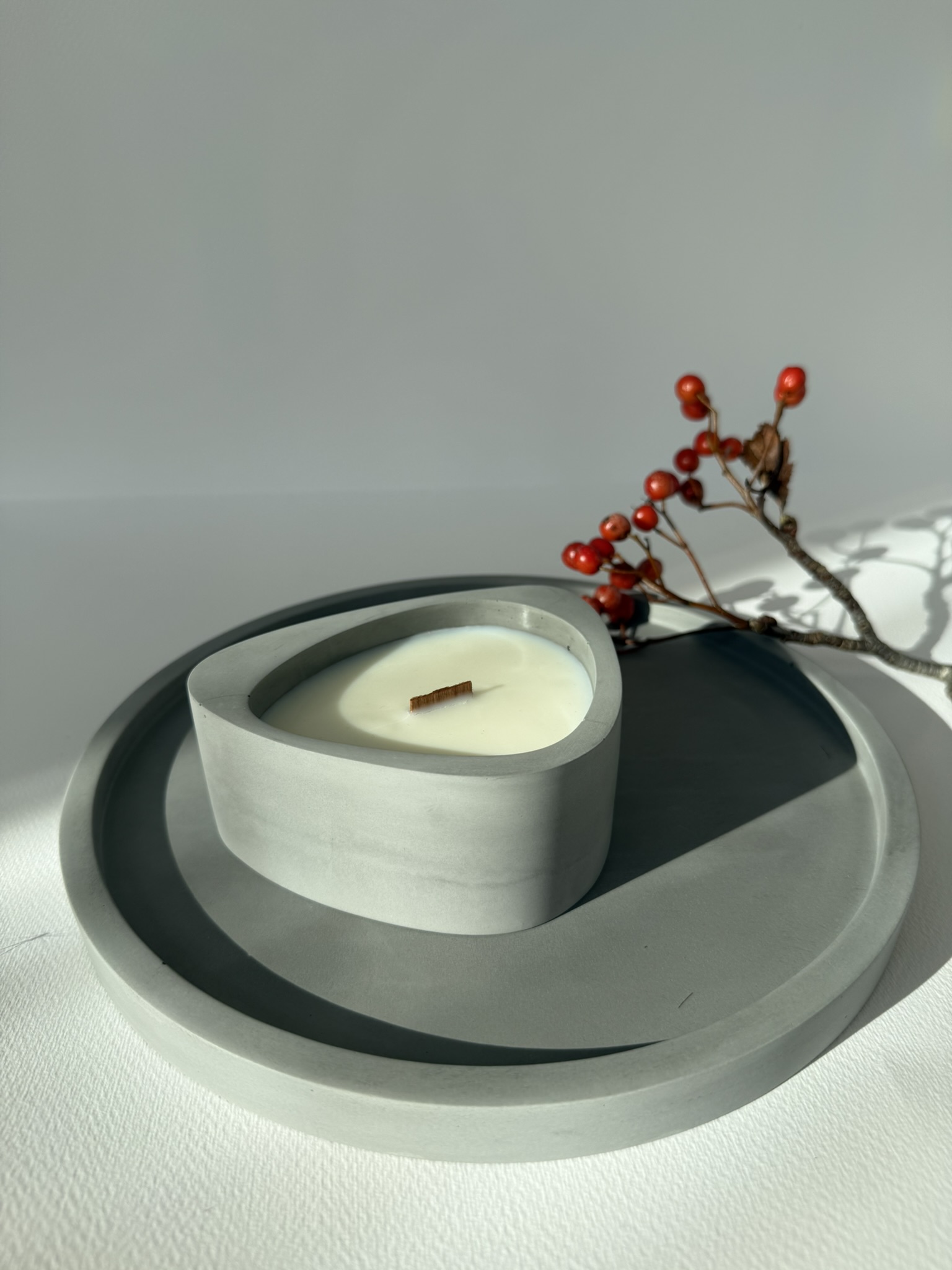 Didelis padėklas ir kvapni žvakė