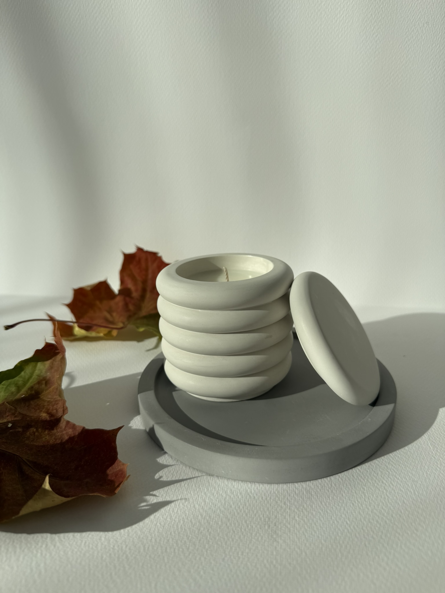 Kvapni žvakė balta Bangelė su margu arba pilku padėkliuku