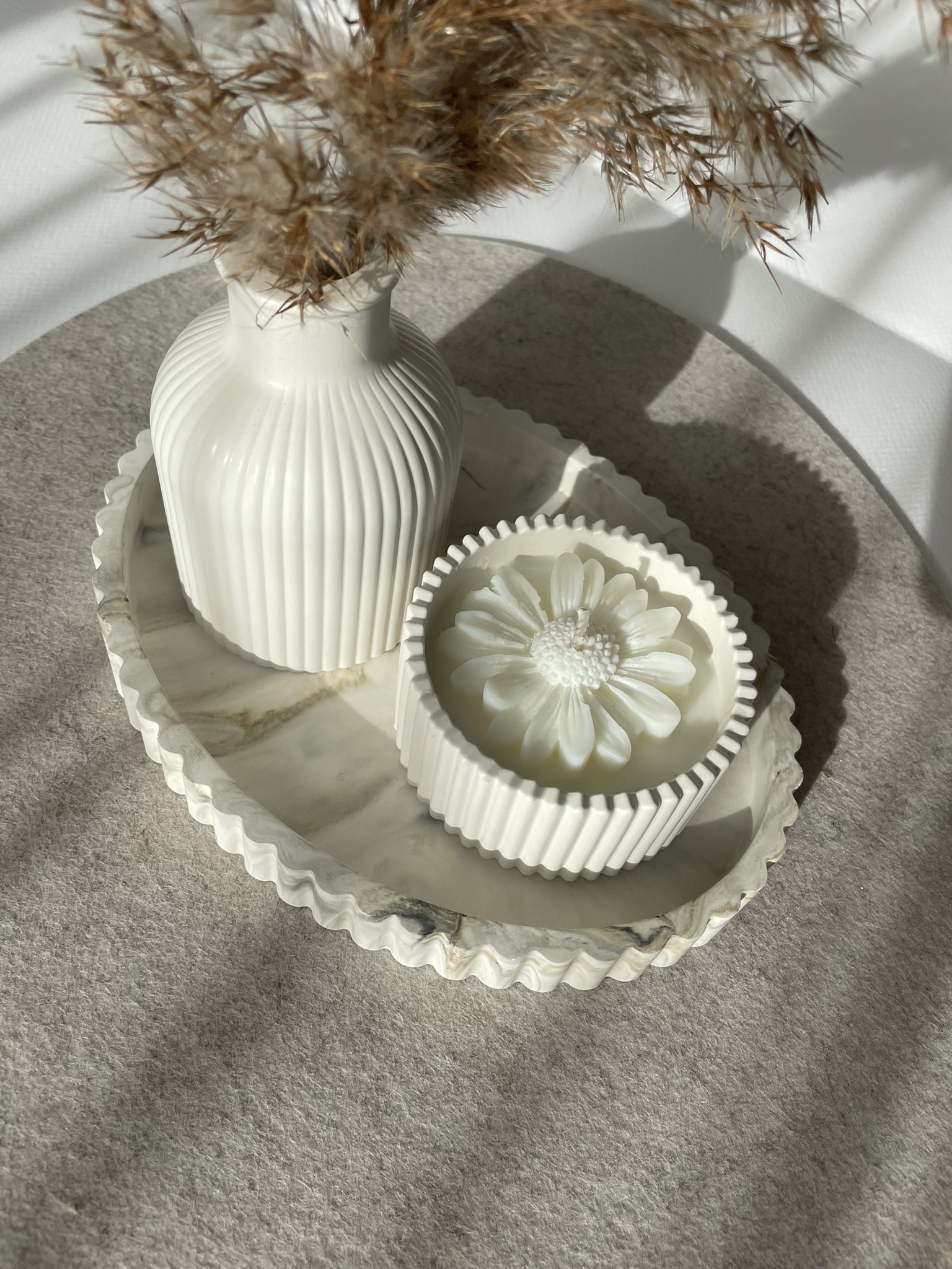 Kvapni žvakė, vazelė ir padėkliukas