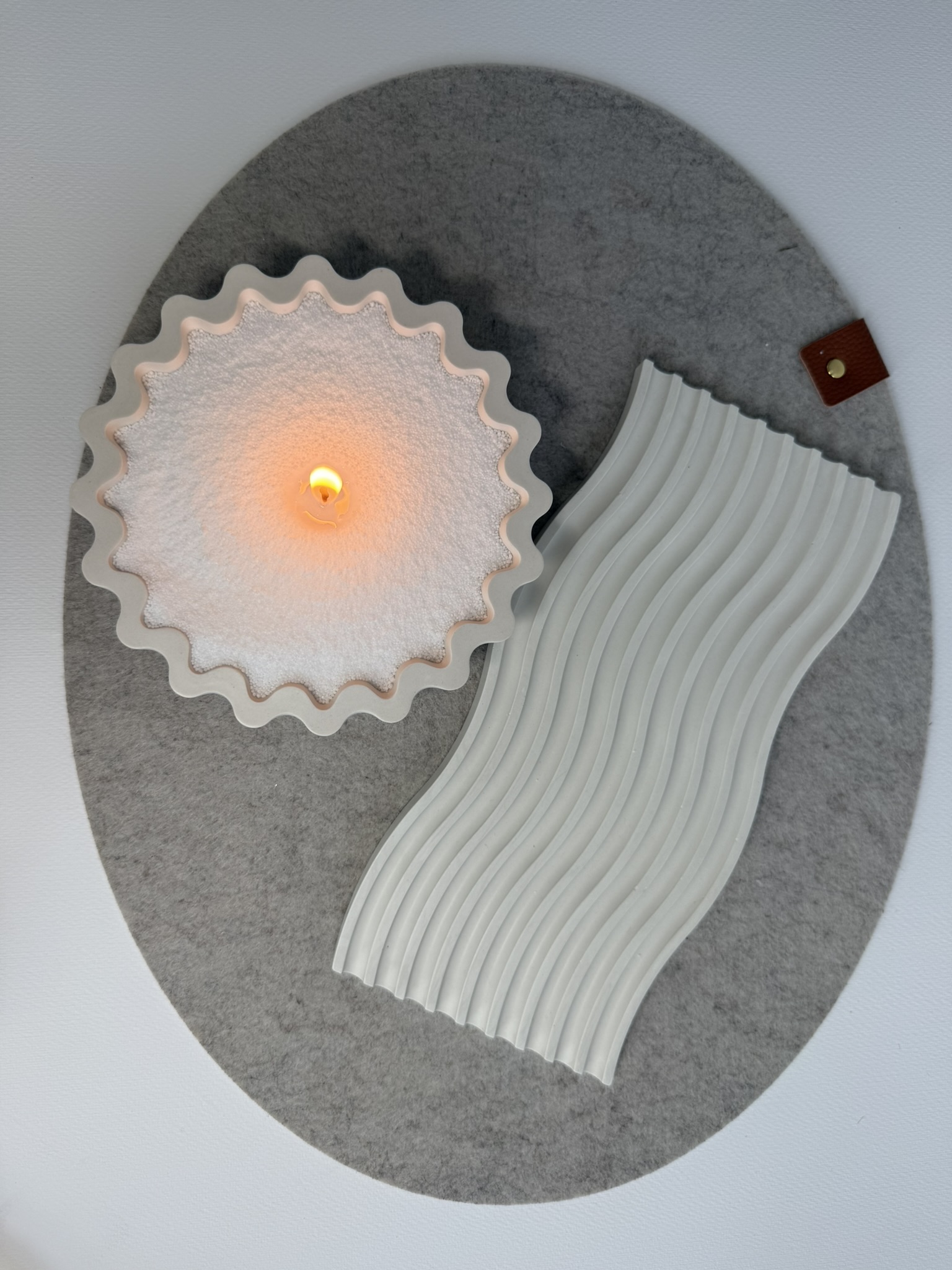 Smėlio vaško žvakė su padėklu #1