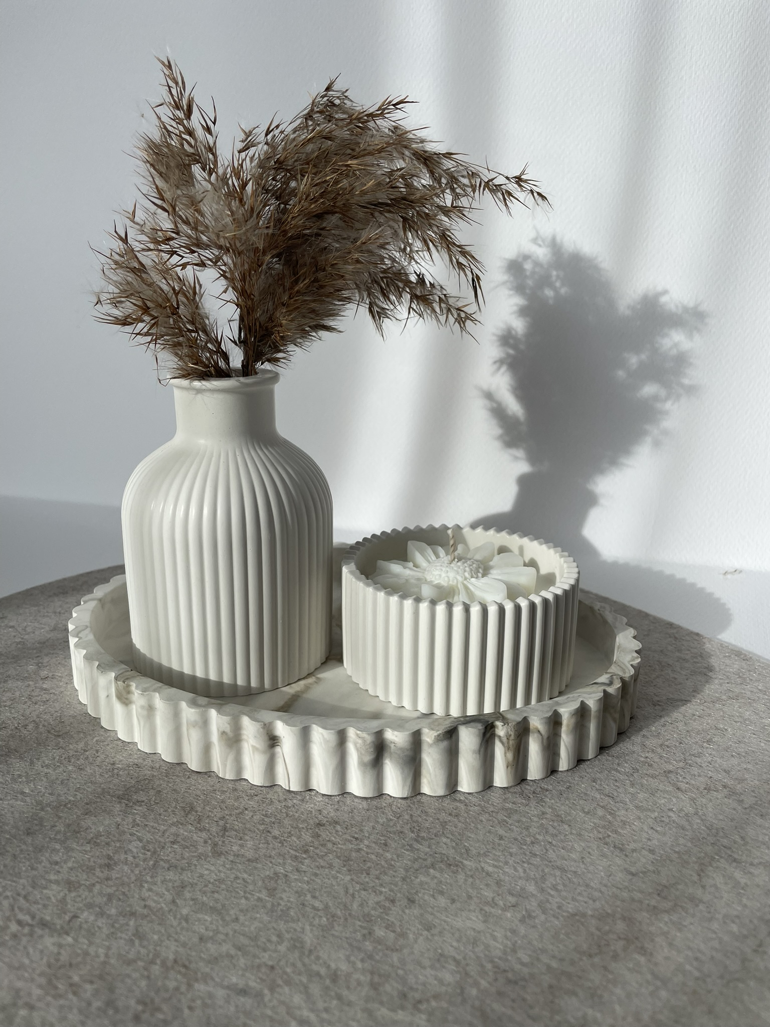 Kvapni žvakė, vazelė ir padėkliukas