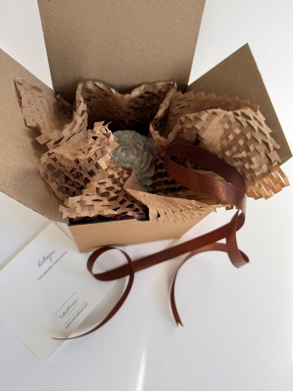 Kvapni žvakė pilkai marga su bijūno žiedu