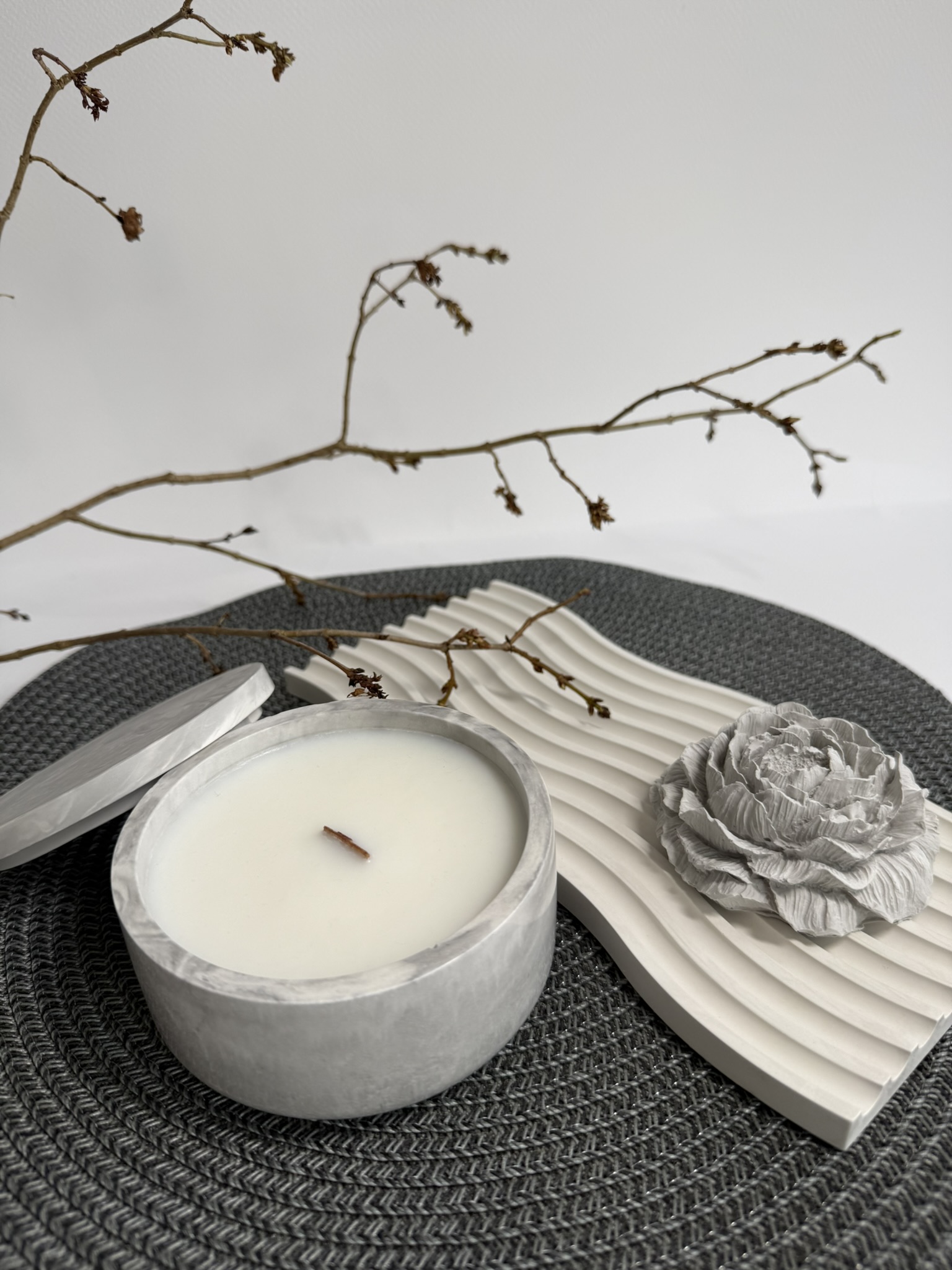 Kvapni žvakė pilkų raštų, padėklas ir bijūno žiedas