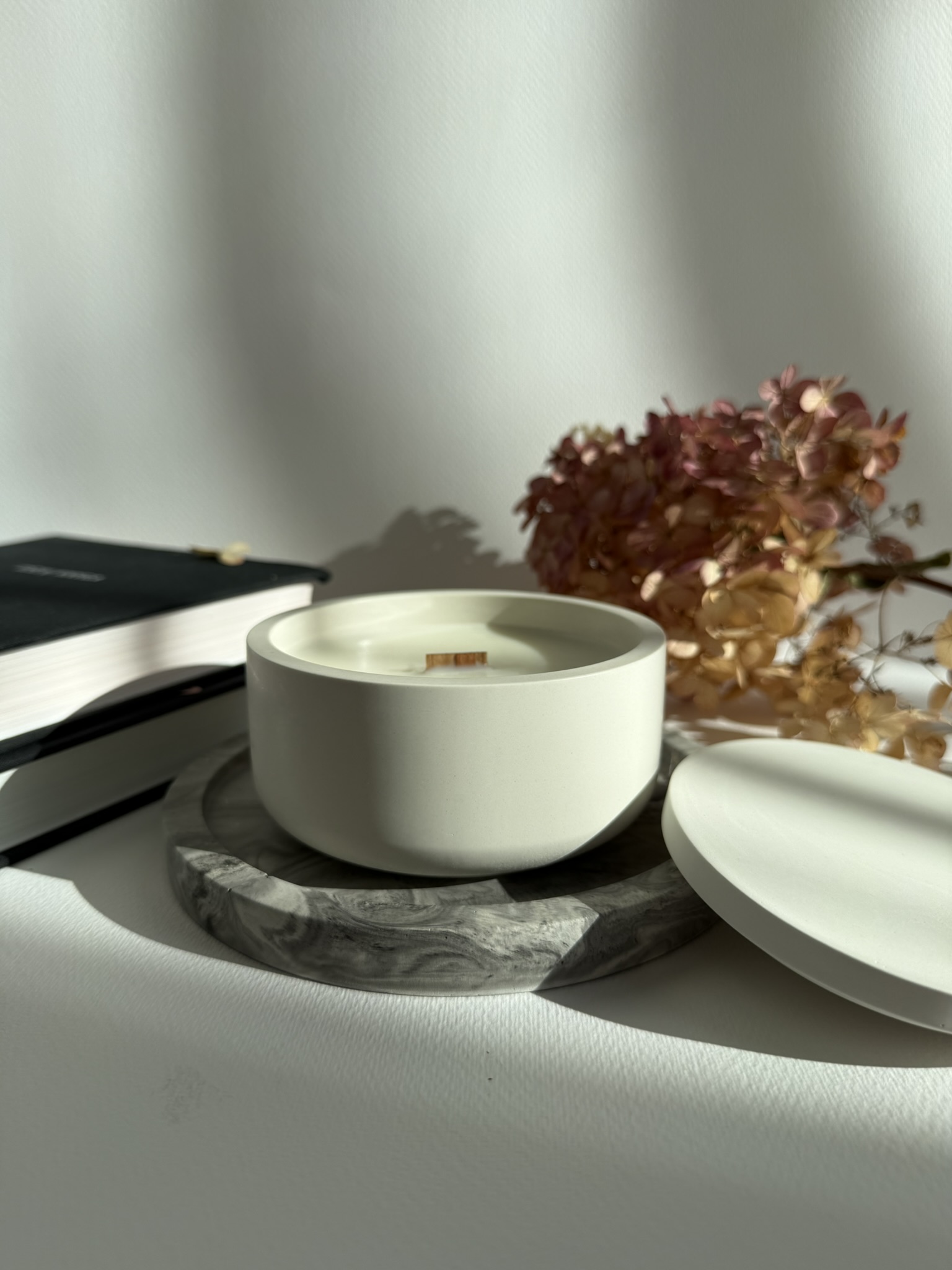 Kvapni žvakė balta su margu padėkliuku