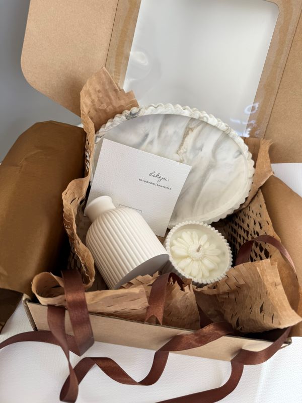 Kvapni žvakė, vazelė ir padėkliukas