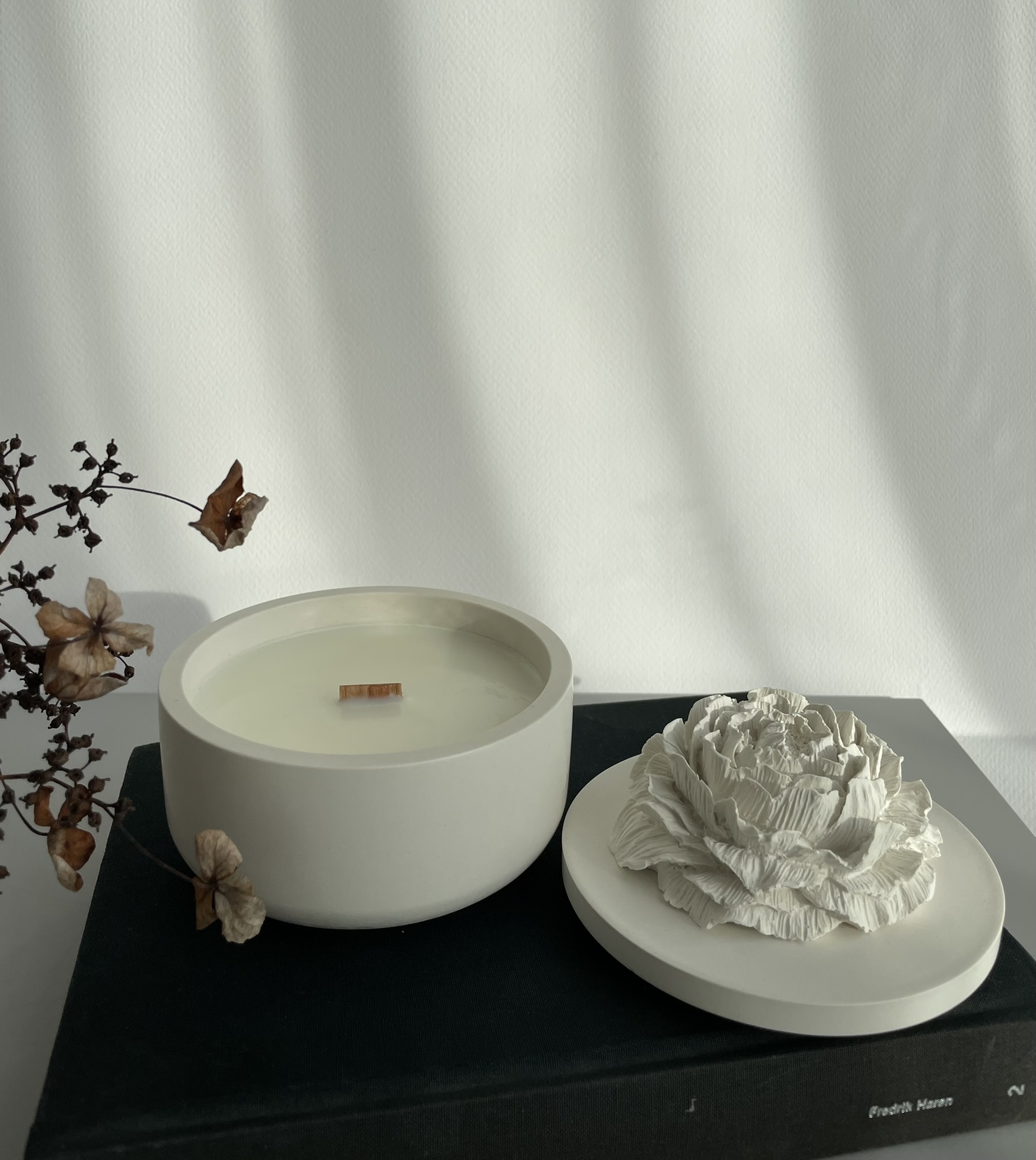 Kvapni žvakė balta su bijūno žiedu