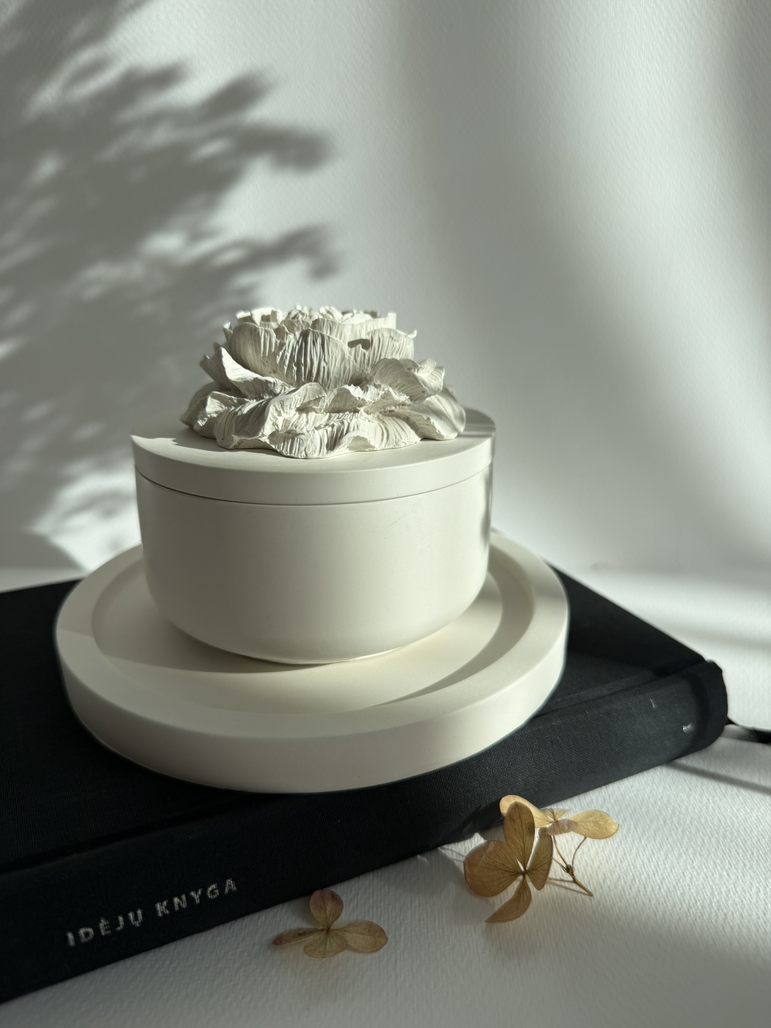 Kvapni žvakė balta, puošta bijūno žiedu su padėkliuku