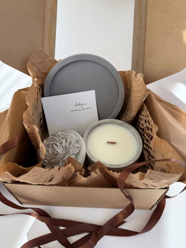 Kvapni žvakė pilkų raštų, puošta bijūno žiedu, su padėkliuku