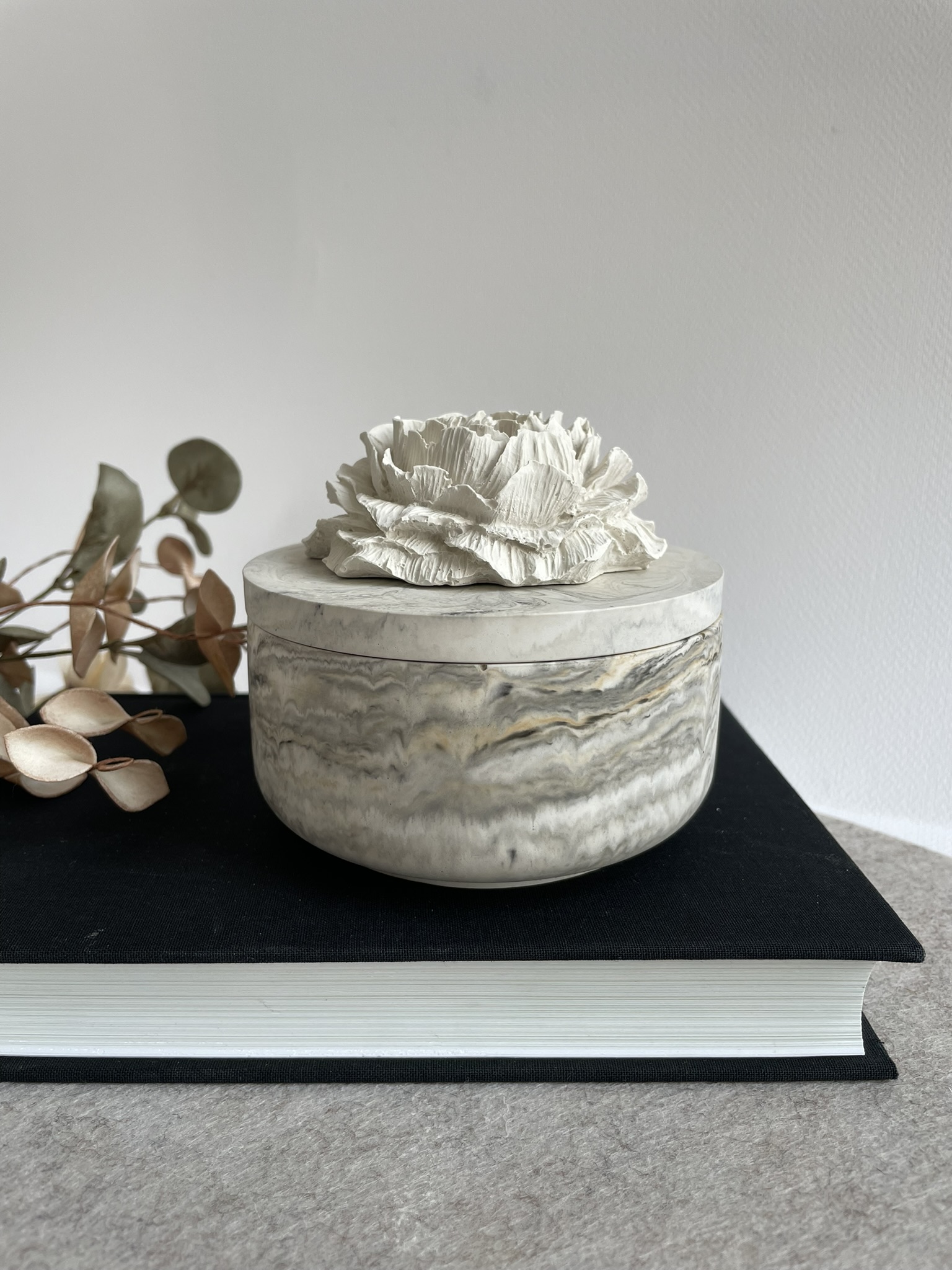 Kvapni žvakė rusvai pilka su bijūno žiedu